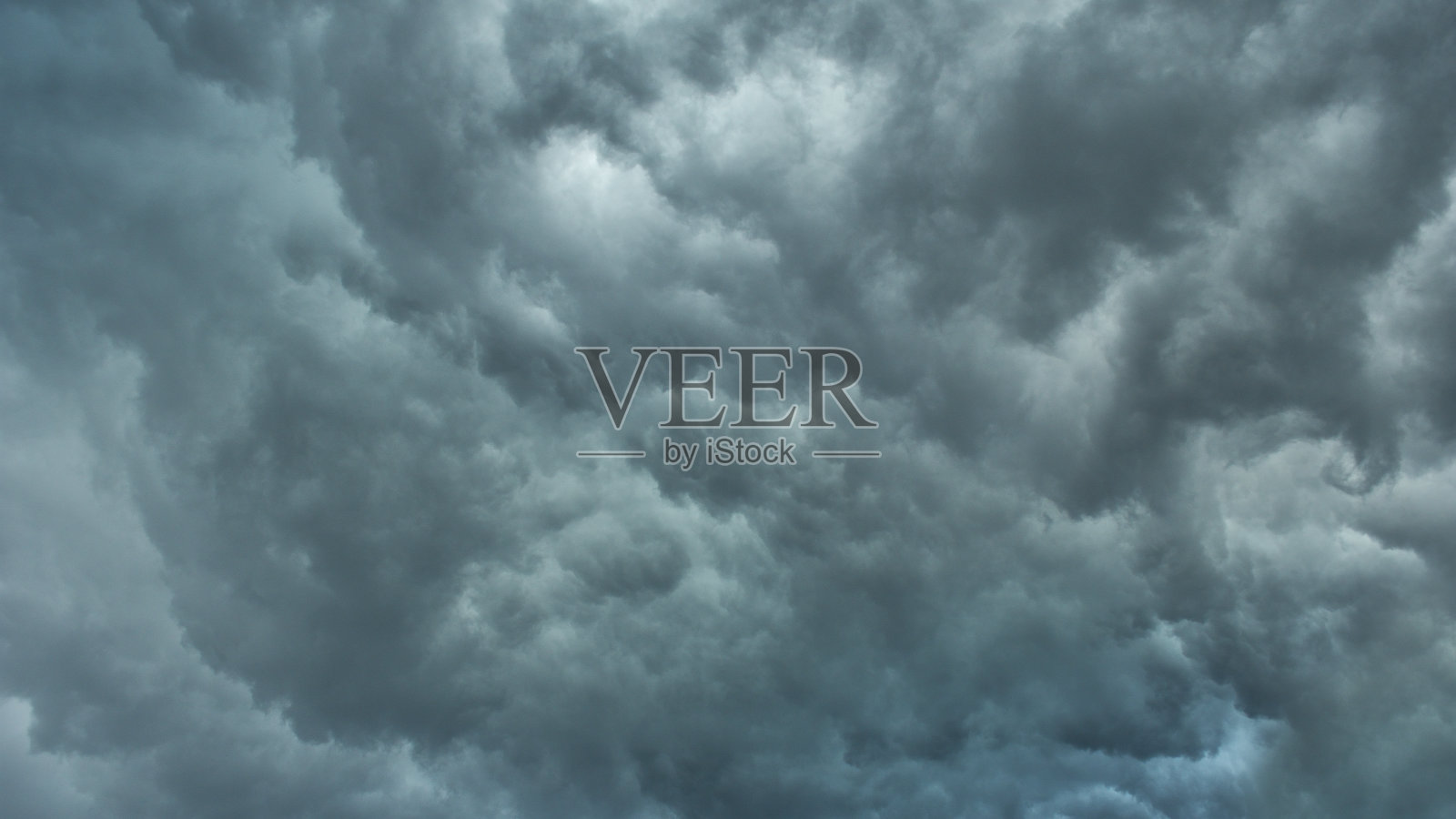 傍晚乌云密布照片摄影图片