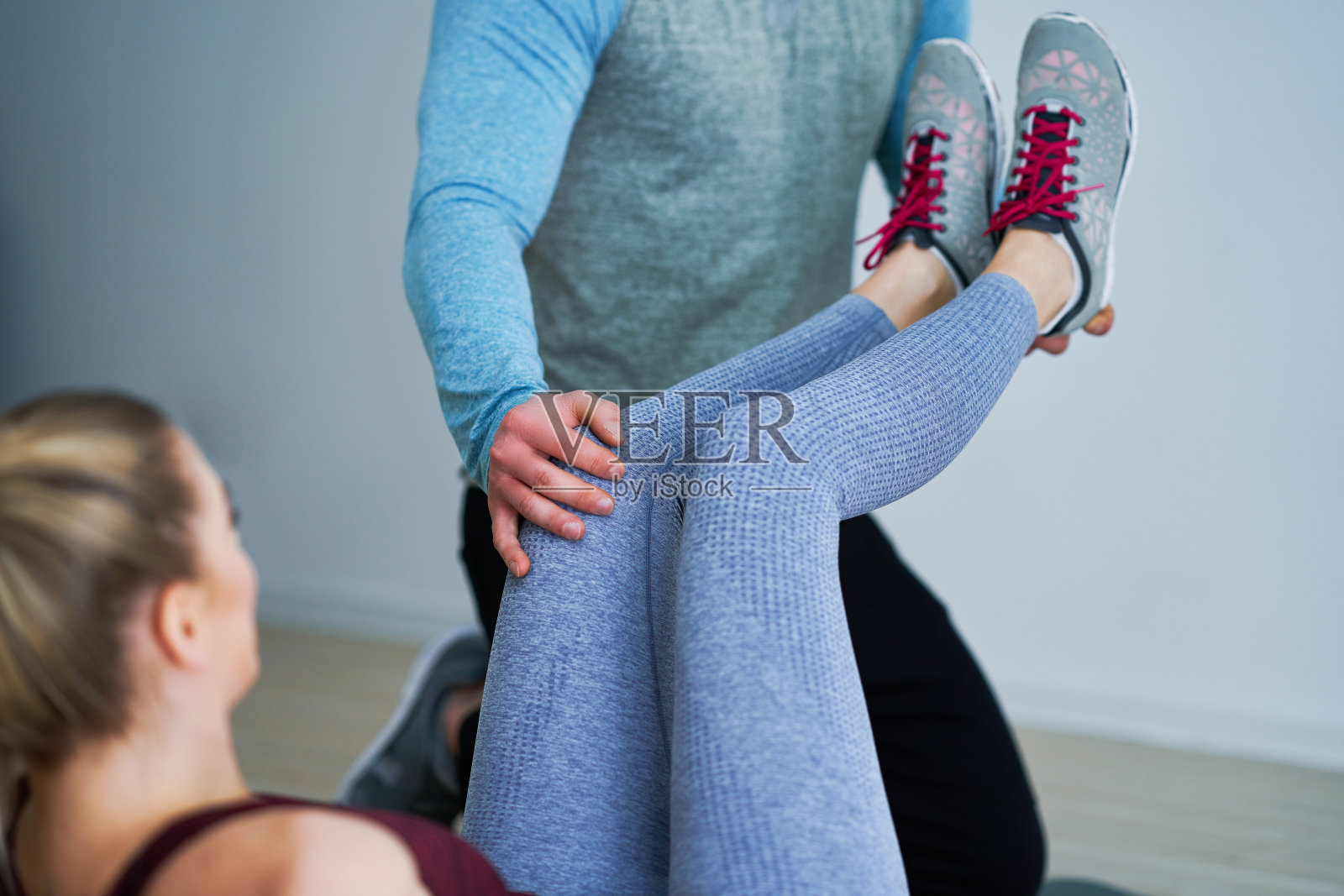 女人和她的私人健身教练照片摄影图片