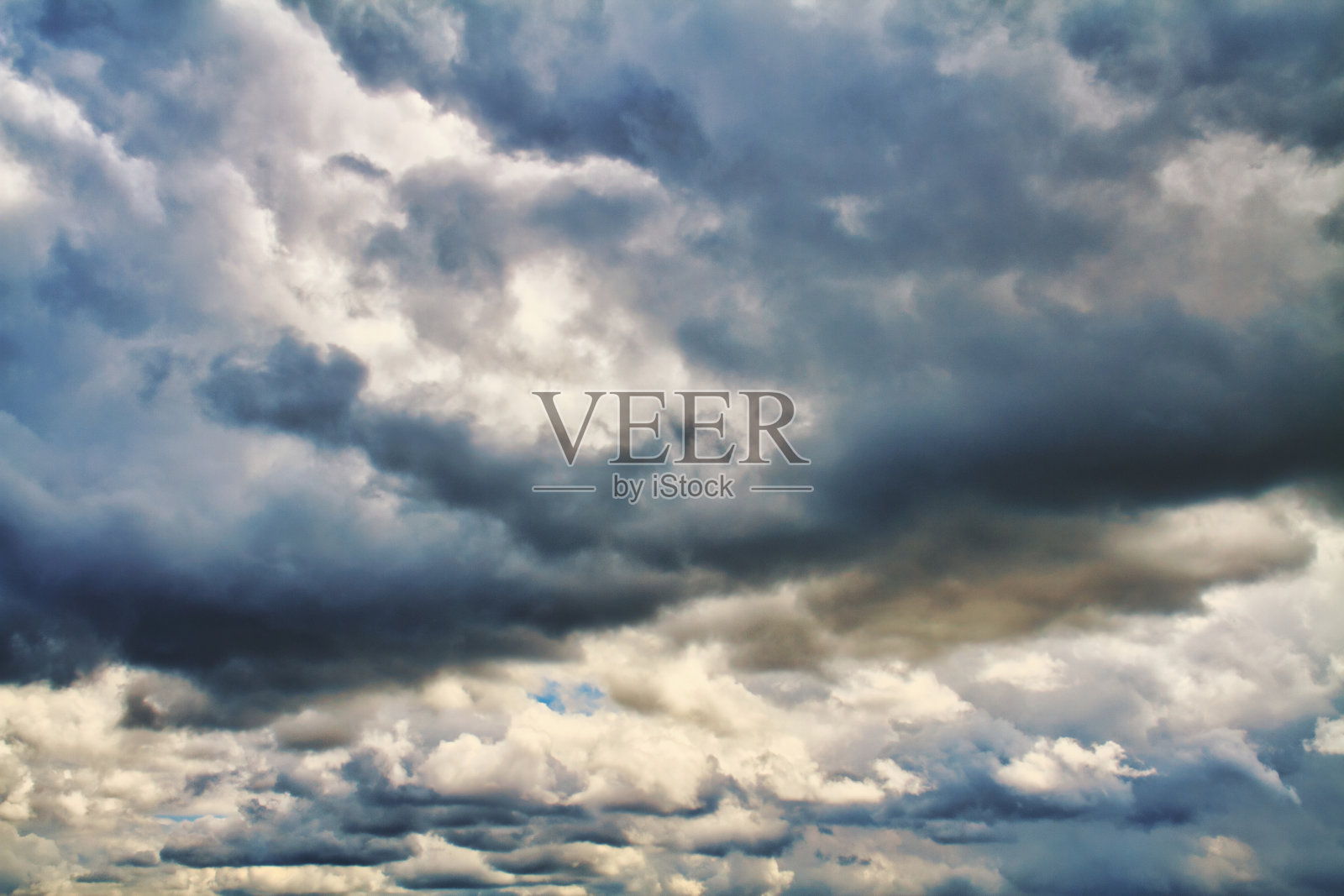 Cloudscape。蓝色的天空和灰色的云。阳光明媚的一天。积云。照片摄影图片