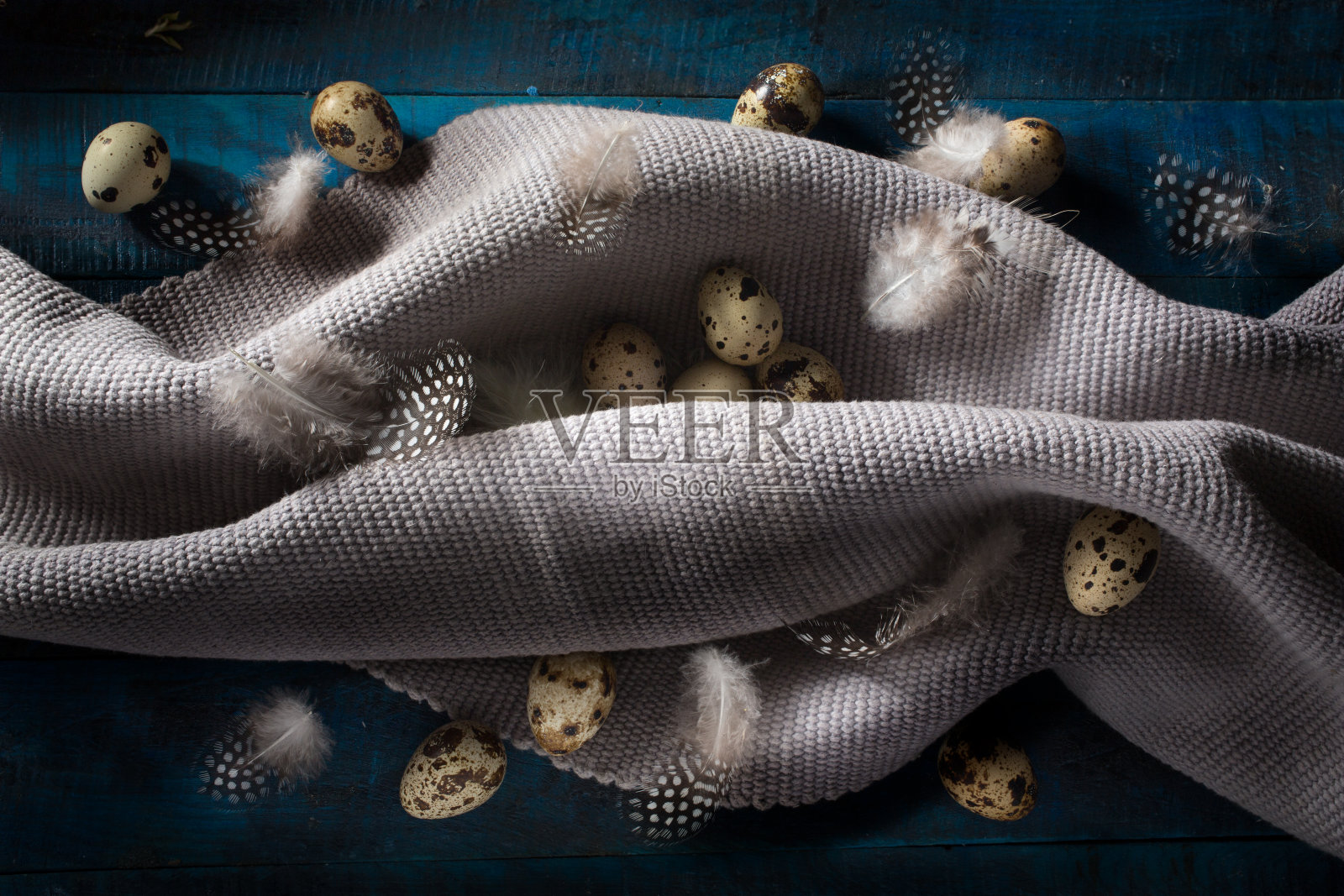灰色桌布上放着有机鸡蛋照片摄影图片