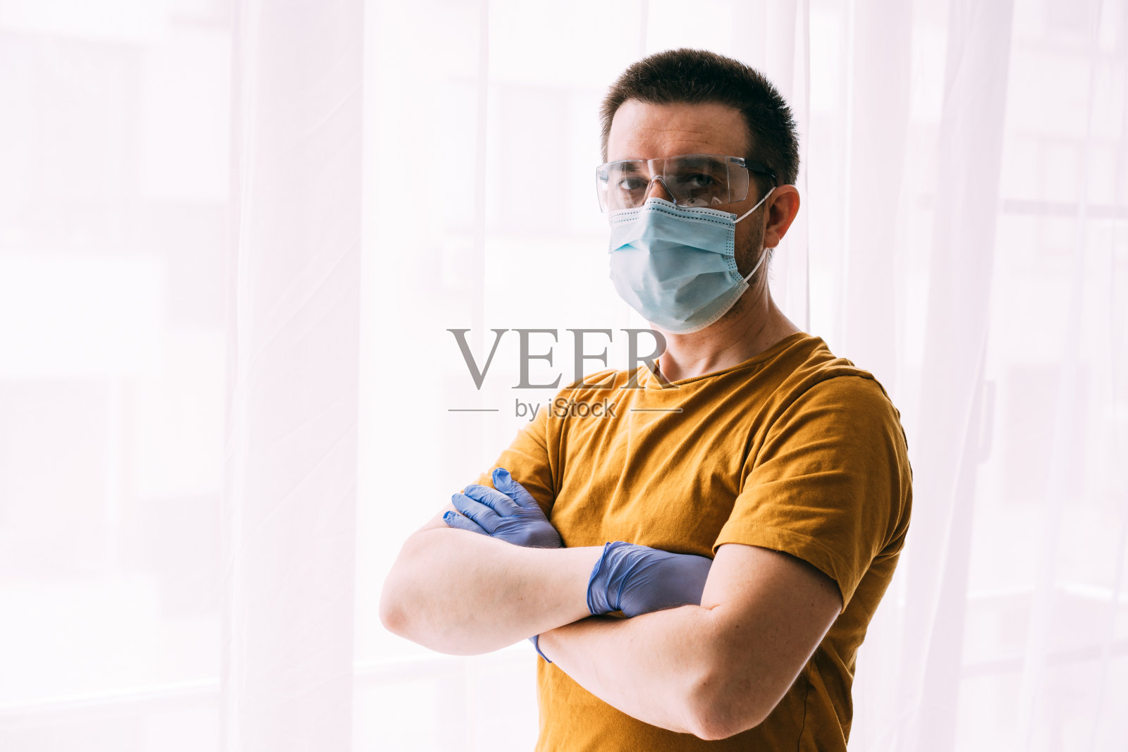 年轻男子戴着医用手套和面罩的肖像照片摄影图片