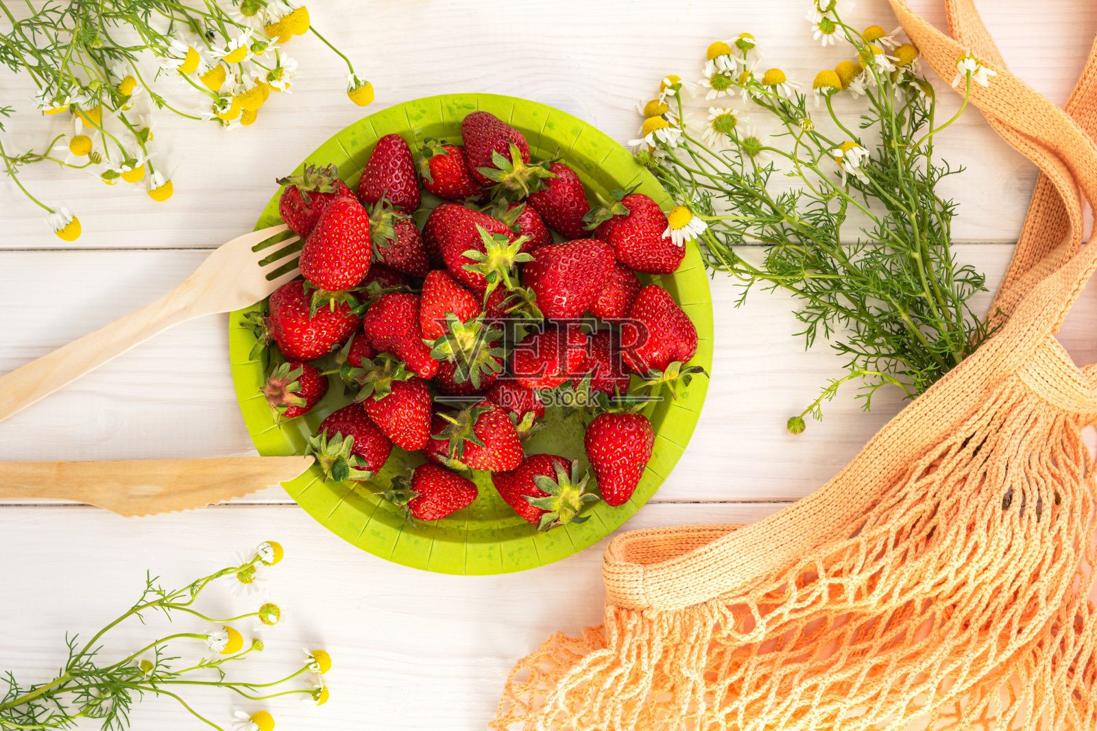 草莓与雏菊俯视图照片摄影图片