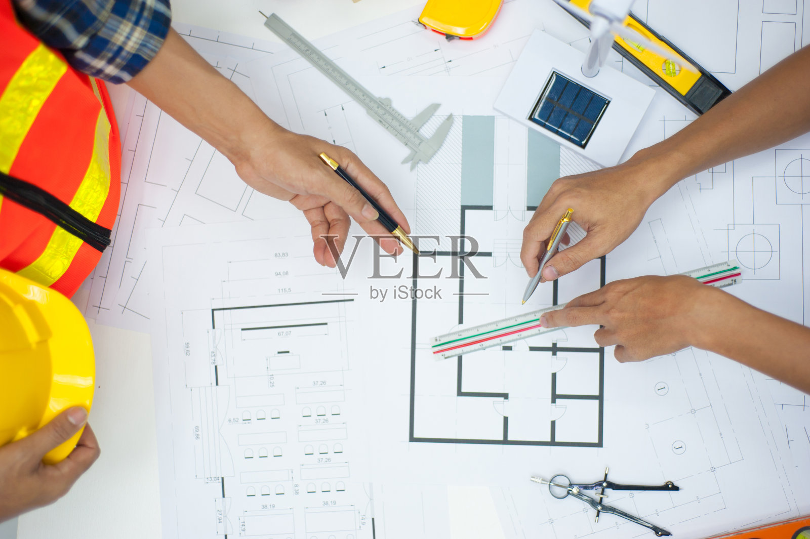 建筑师和工程师或承包商共同设计建筑项目的俯视图。照片摄影图片