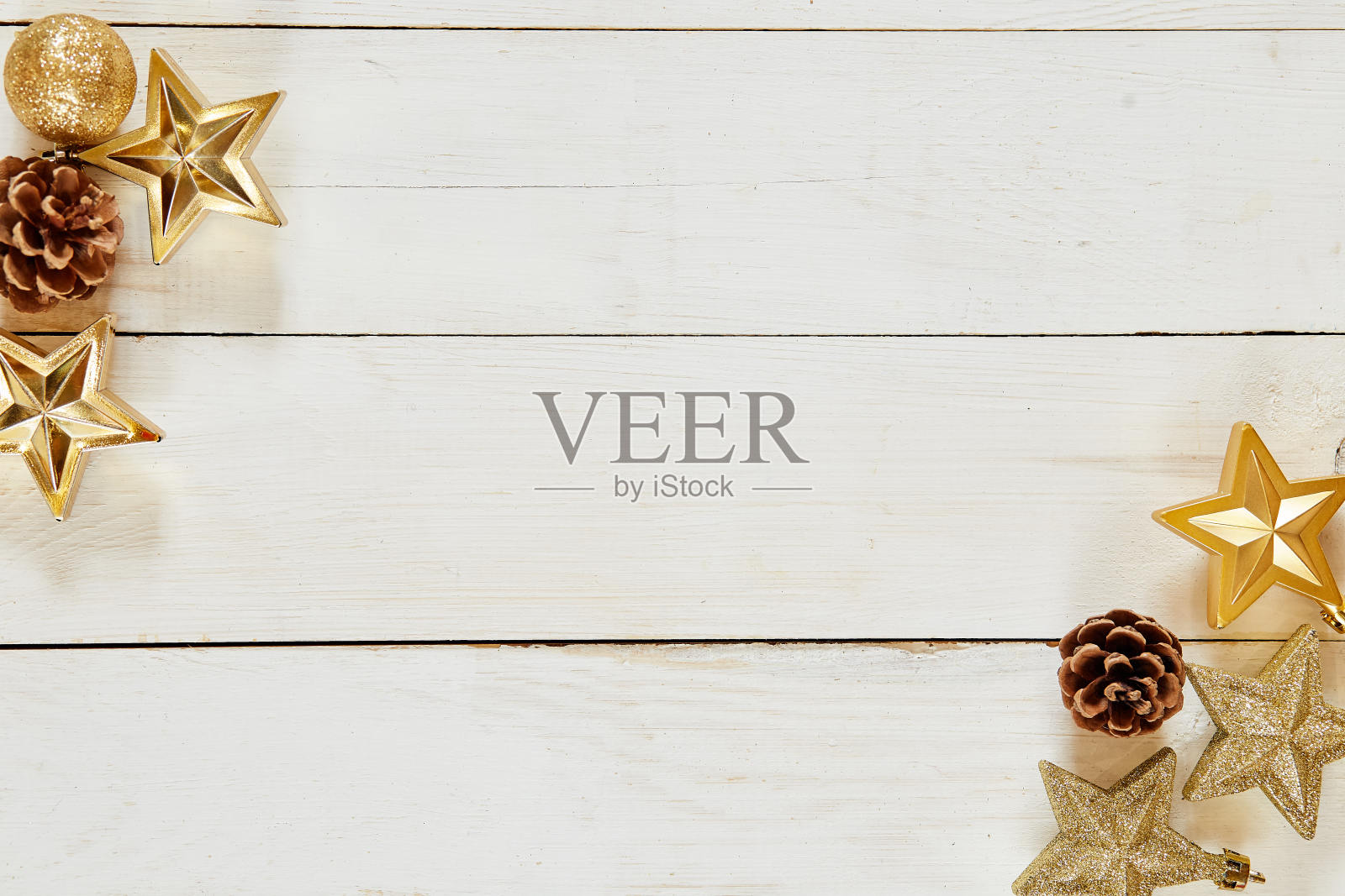 圣诞节。模型的圣诞节。俯视图的黄金圣诞物品肉桂星锥照片摄影图片