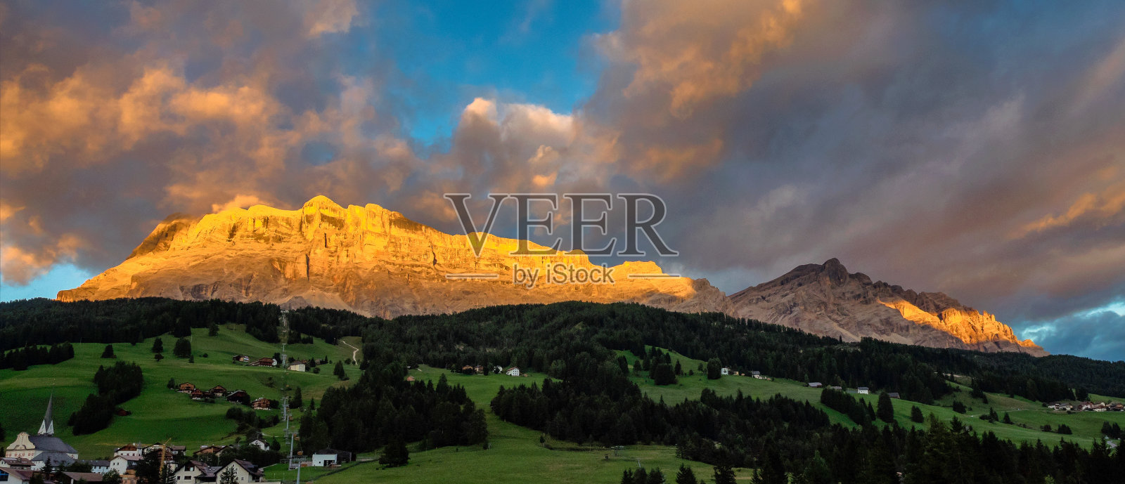 萨索迪圣十字在多洛米特东部，巴迪亚山谷，意大利南蒂罗尔照片摄影图片