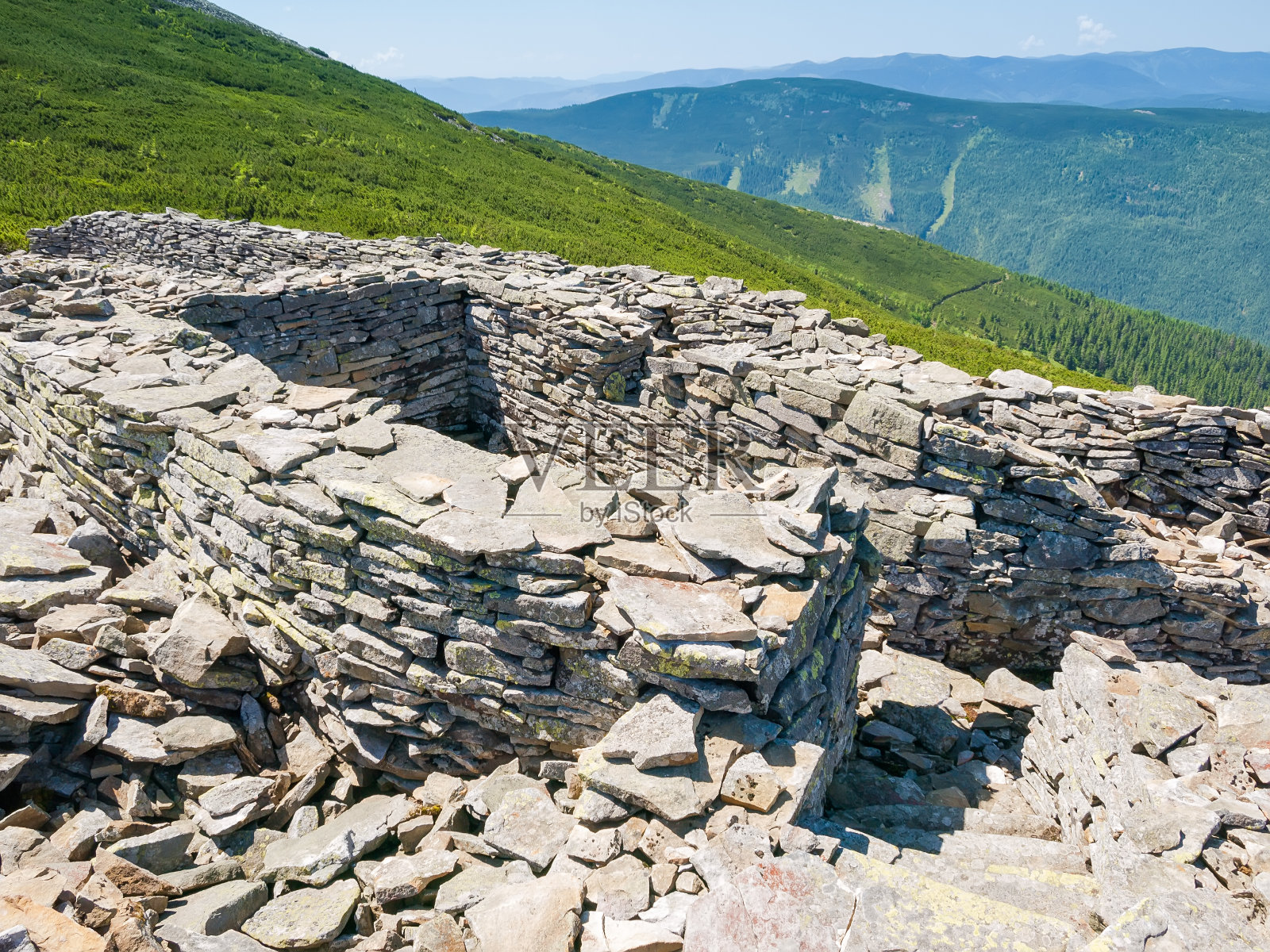 第一次世界大战时在喀尔巴阡山脉的石头掩体照片摄影图片