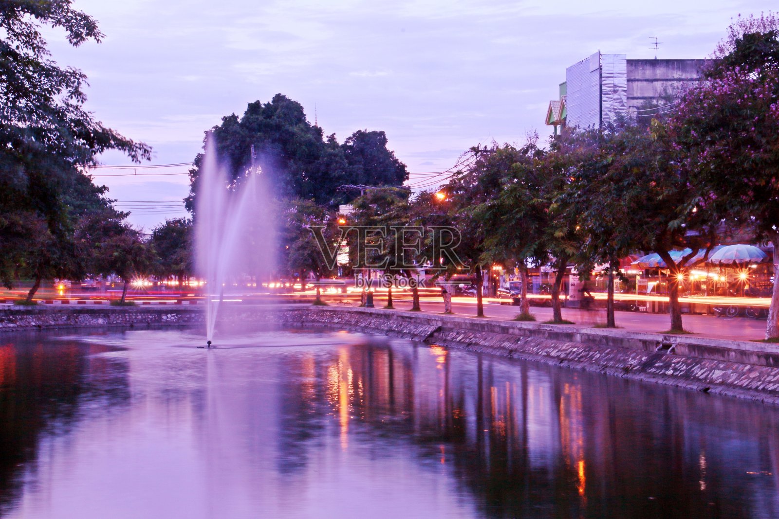 泰国清迈老城的防御海峡，日落时分。照片摄影图片