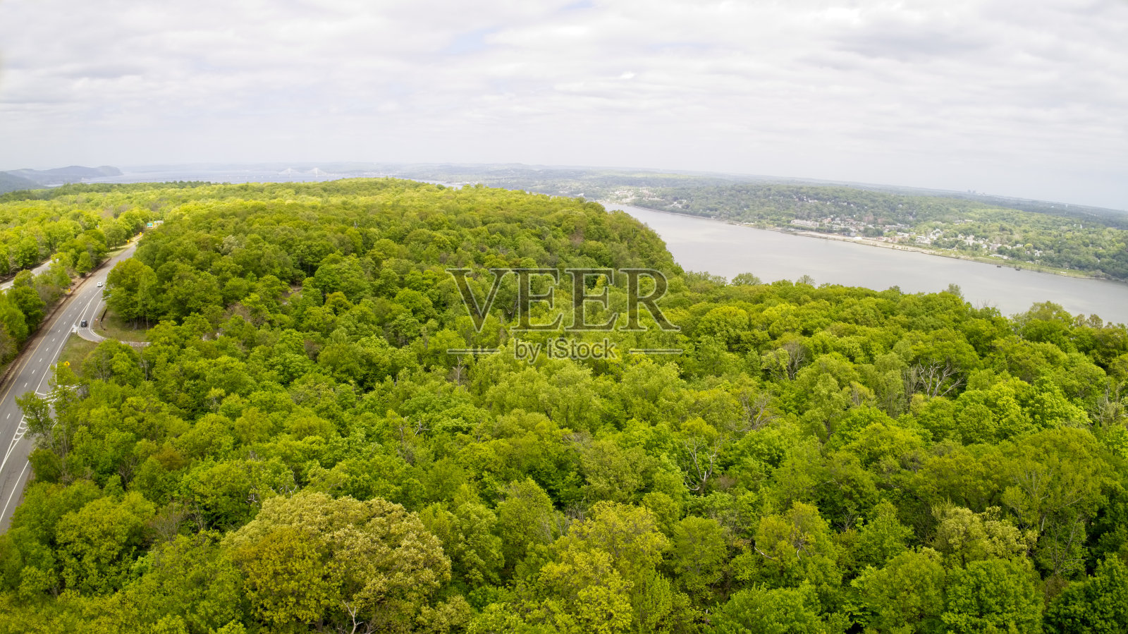 沿帕利塞德悬崖，哈德逊河和马里奥科莫桥的州际公路高空飞行照片摄影图片