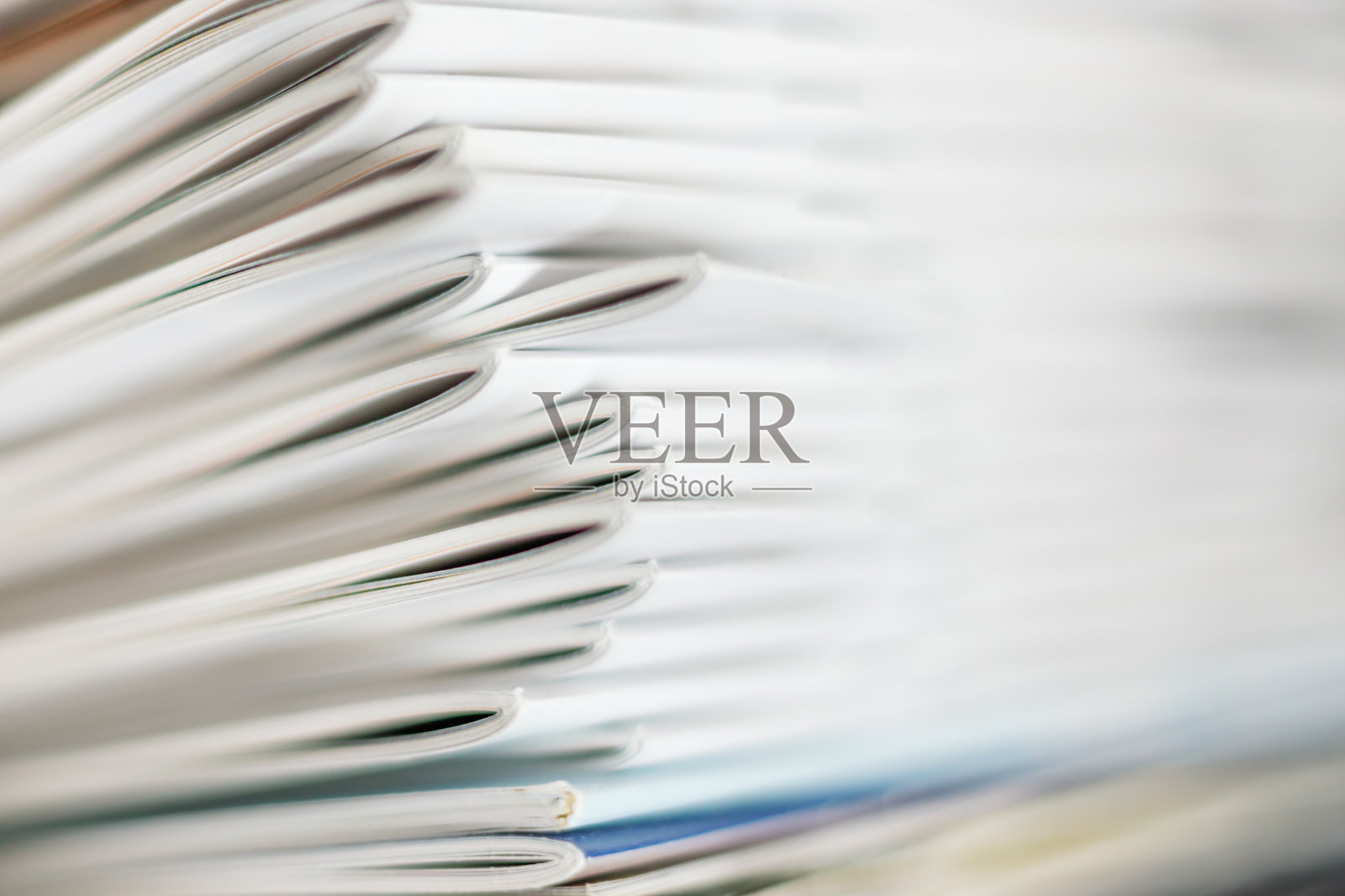 许多堆叠的白色封面书照片摄影图片