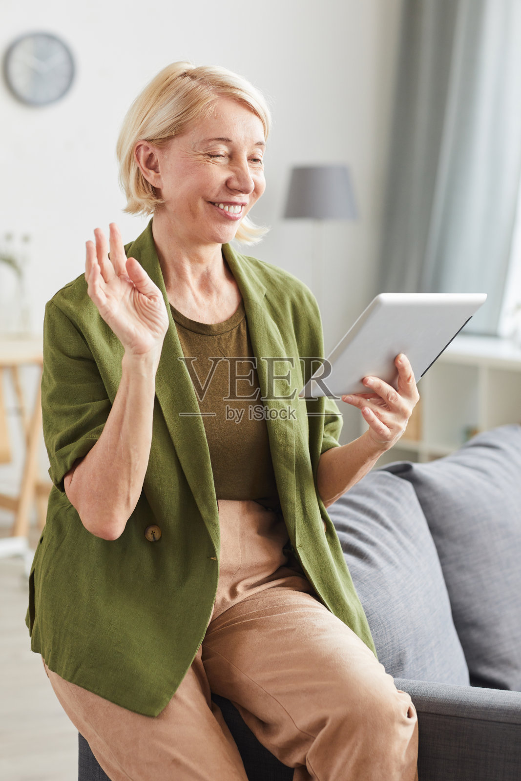 和家人在网上聊天的女人照片摄影图片