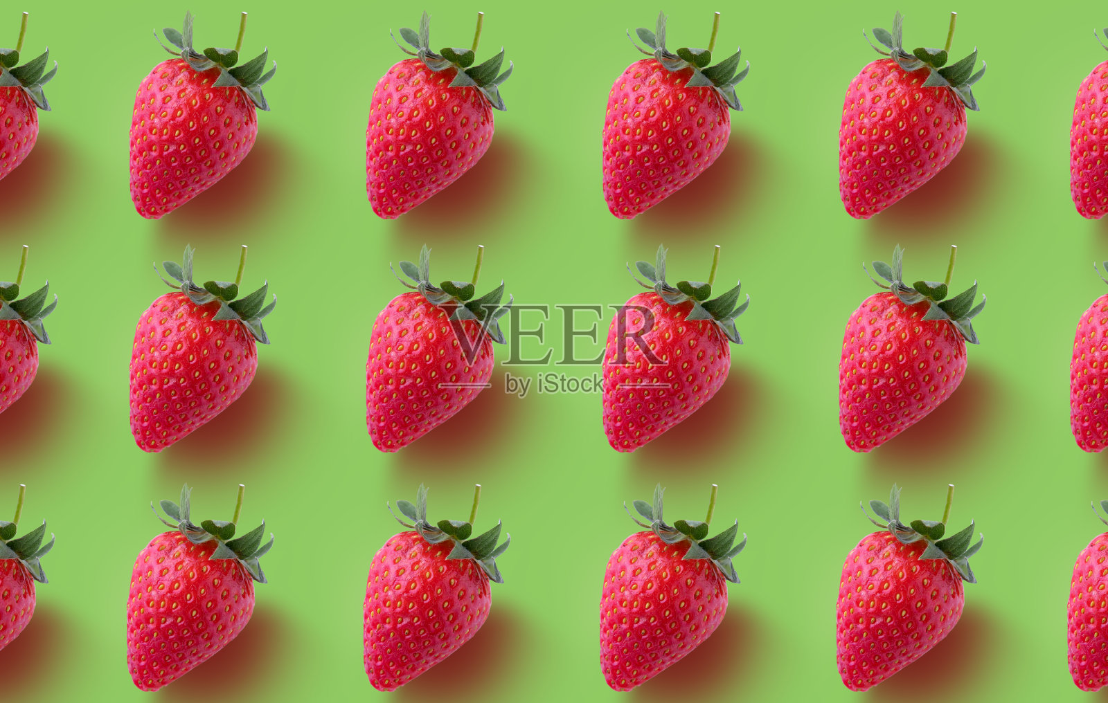 草莓图案在绿色柔和的背景照片摄影图片