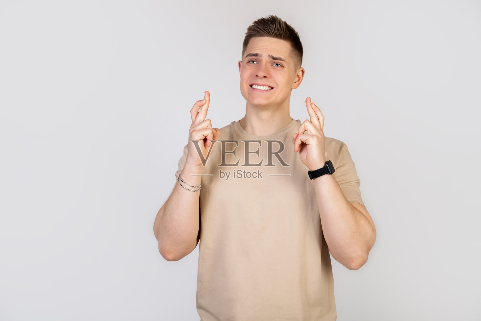 那个人把手指交叉在一起，焦急地祈求上帝保佑照片摄影图片