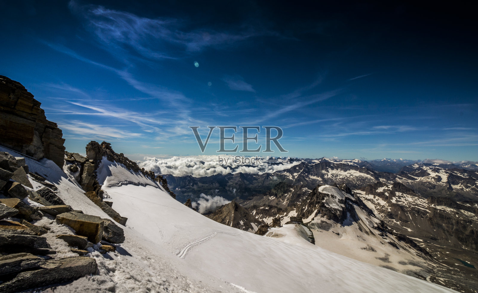 令人印象深刻的云海在阿尔卑斯山脉，在蓝天下照片摄影图片