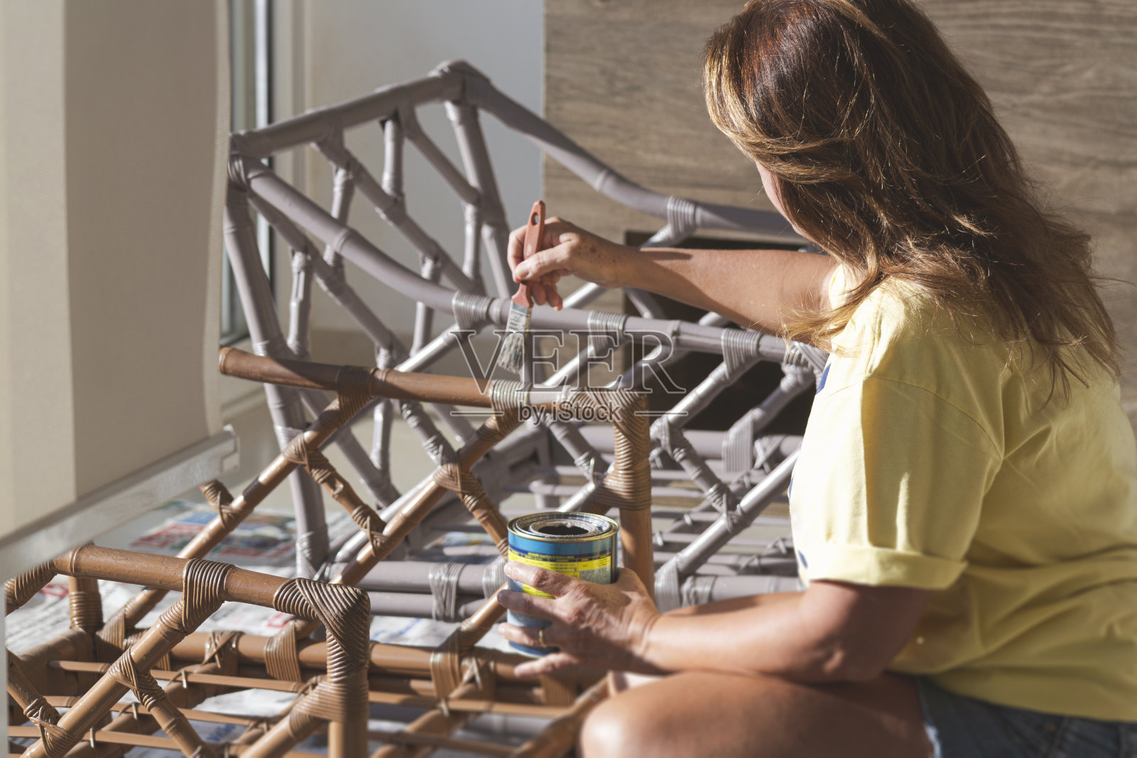 油漆藤椅。印度的手杖。照片摄影图片