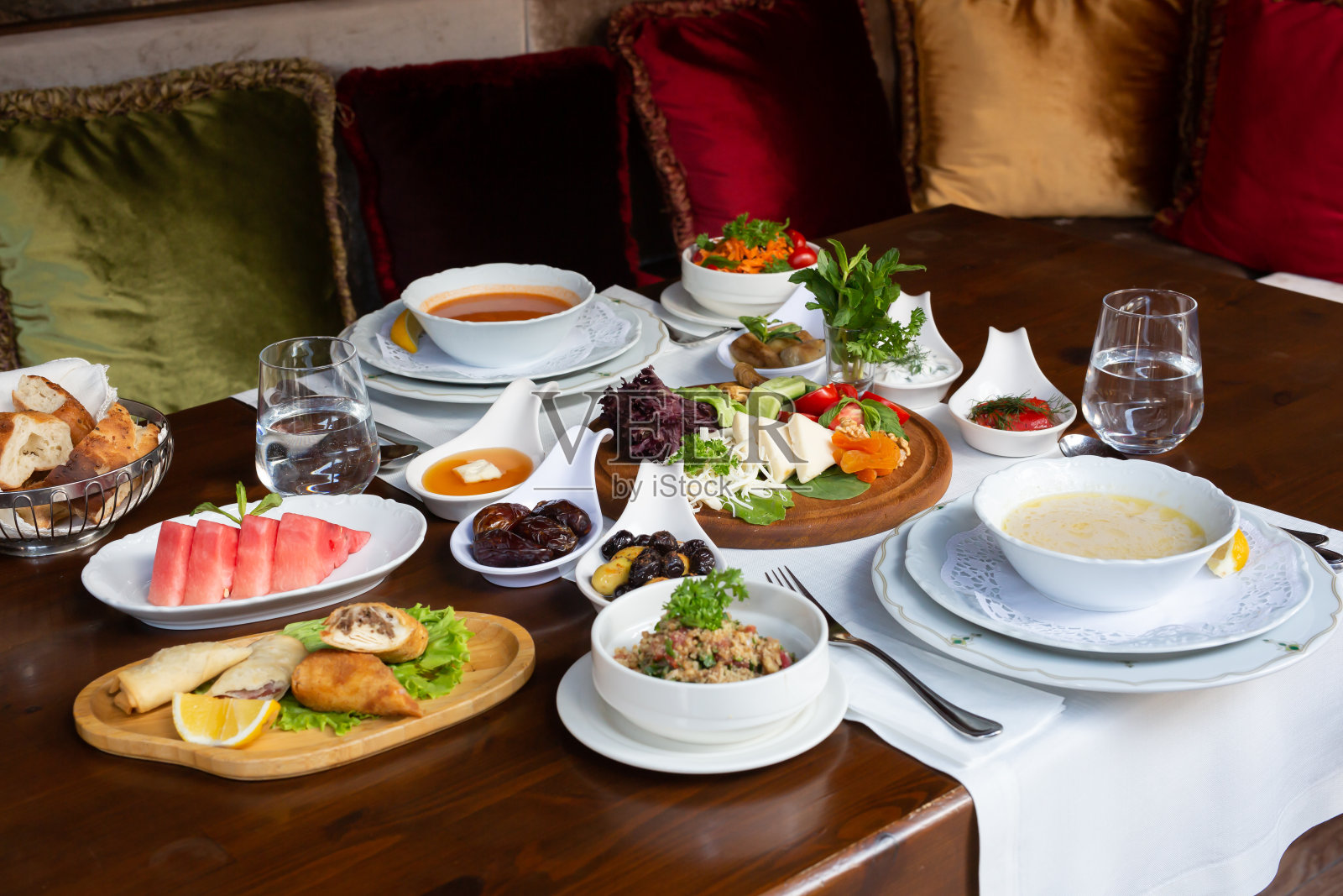 开斋饭餐桌的摆设照片摄影图片