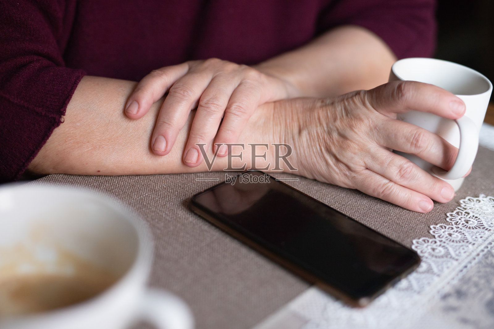 不知名成熟女人的手拿着咖啡杯照片摄影图片