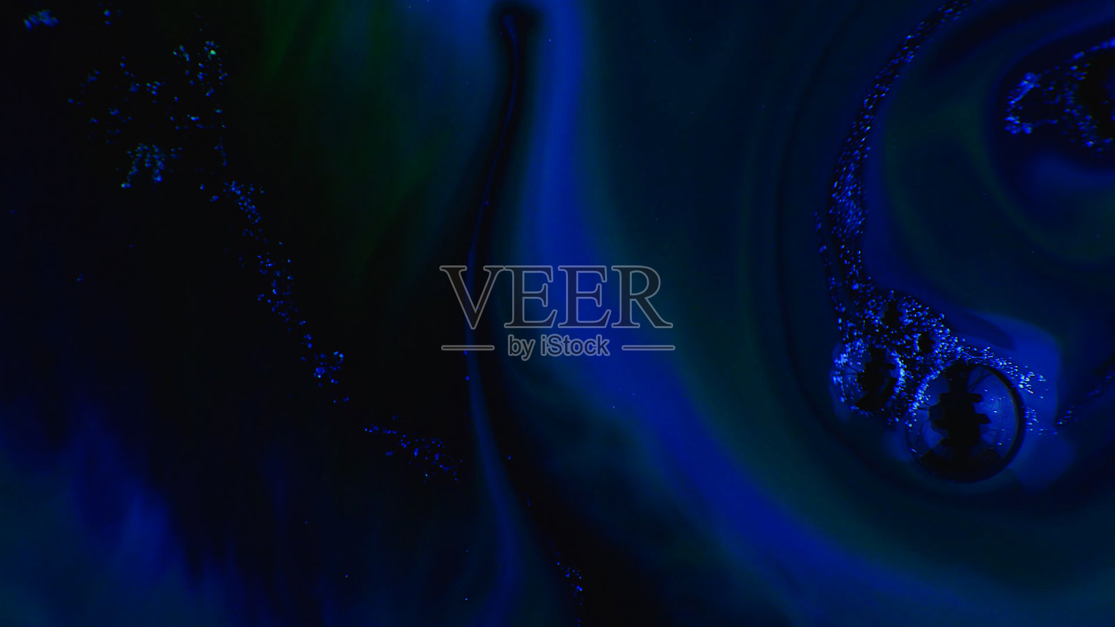 运动色彩在水中滴，墨在旋转，五彩墨在抽象化照片摄影图片