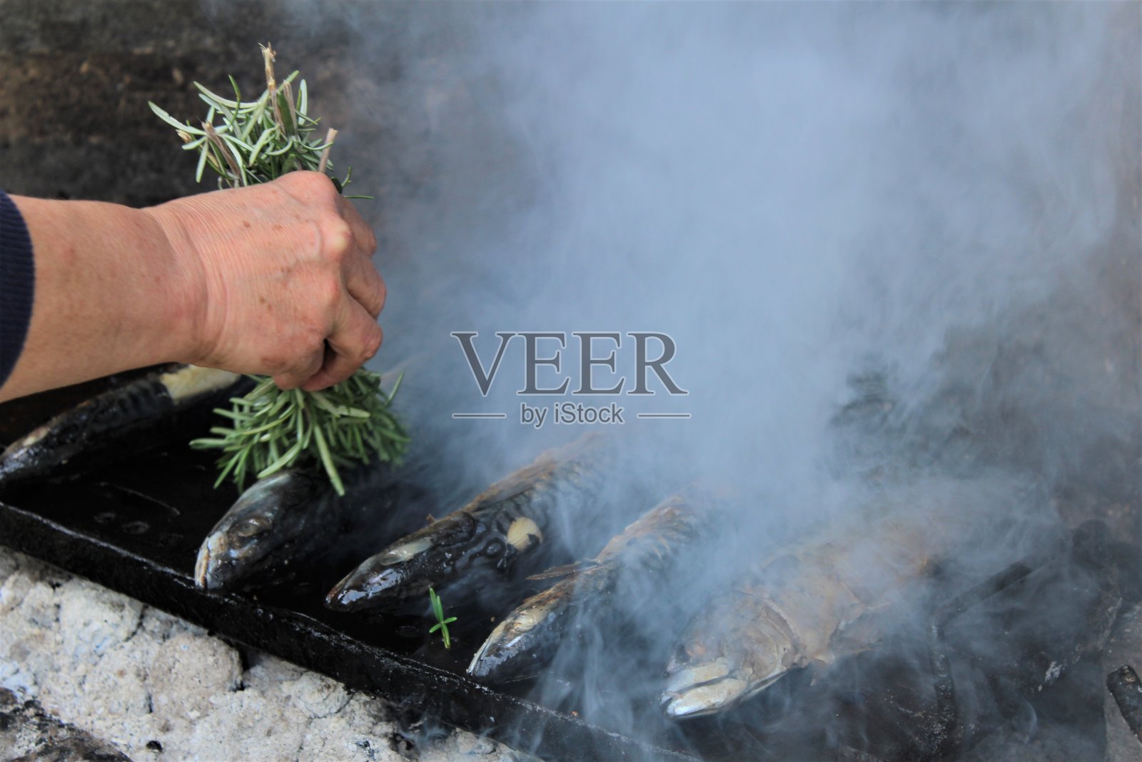 鱼烤。照片摄影图片