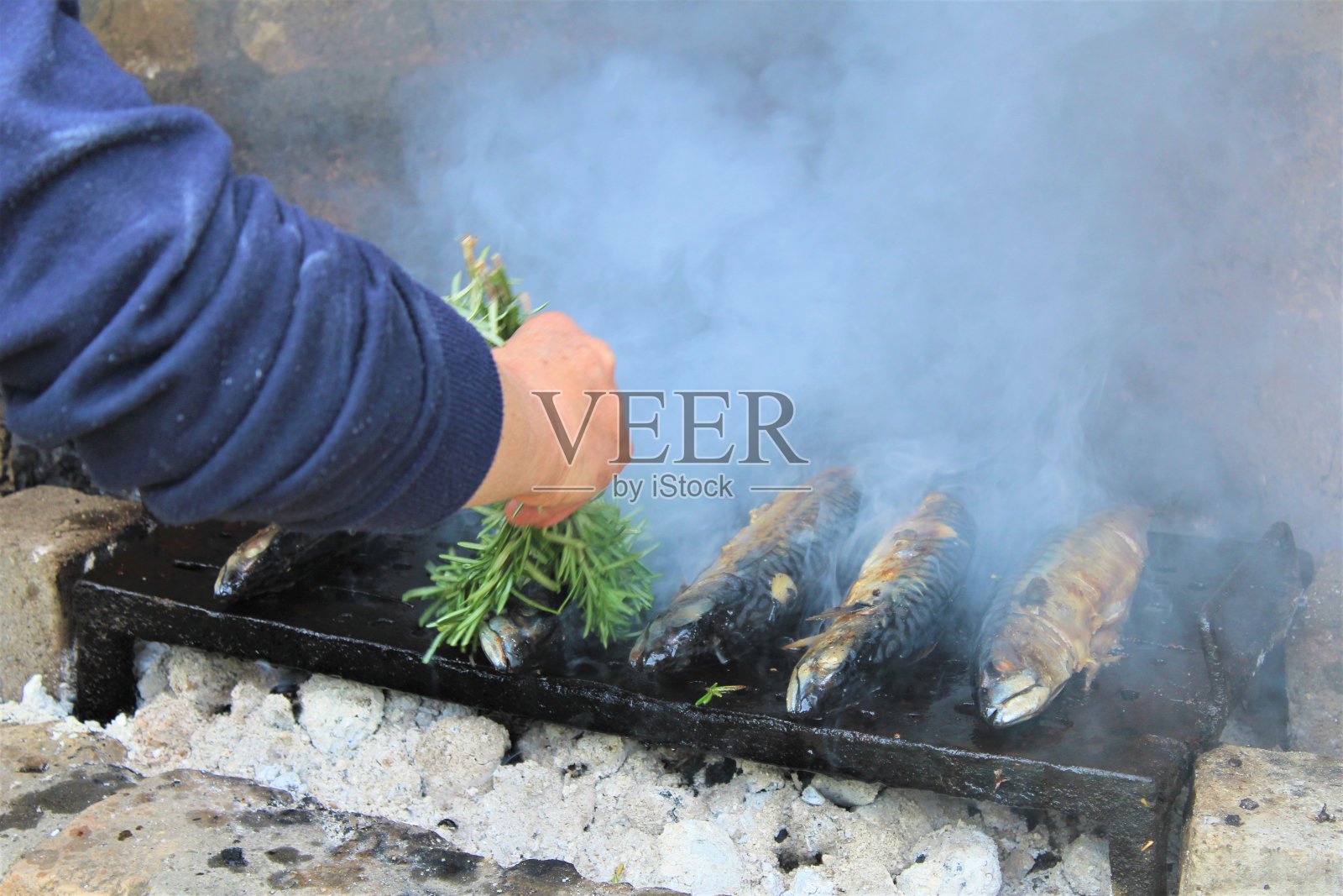 鱼烤。照片摄影图片