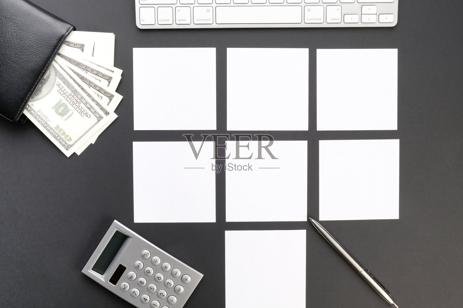 桌子上有电脑、笔记本和笔。商人的桌面。将业务项目放在桌面上。照片摄影图片