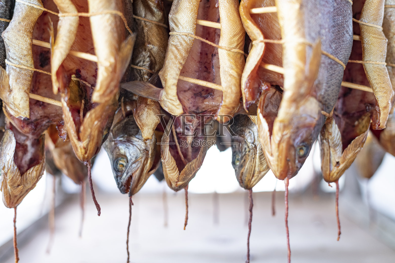 烤架上的熏鳟鱼照片摄影图片