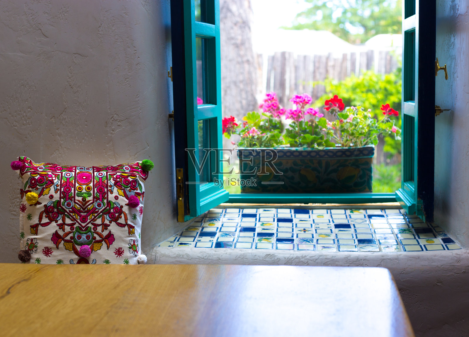 桌上切牡丹，天竺葵开绿松石窗照片摄影图片