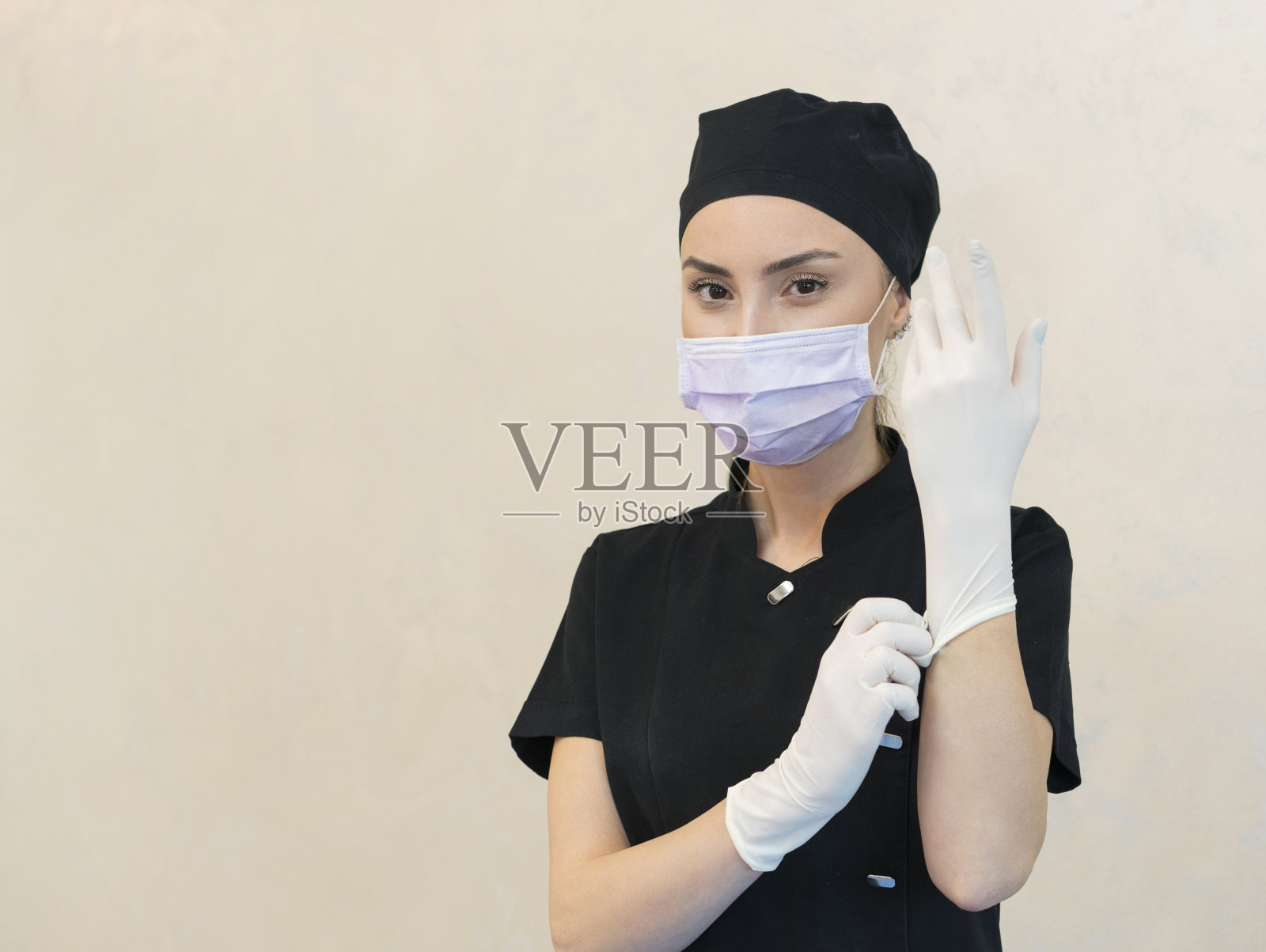 女医生穿着医用大衣戴着口罩戴着白色医用手套照片摄影图片