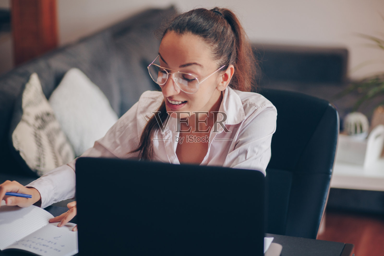 女老师在家远程教学照片摄影图片