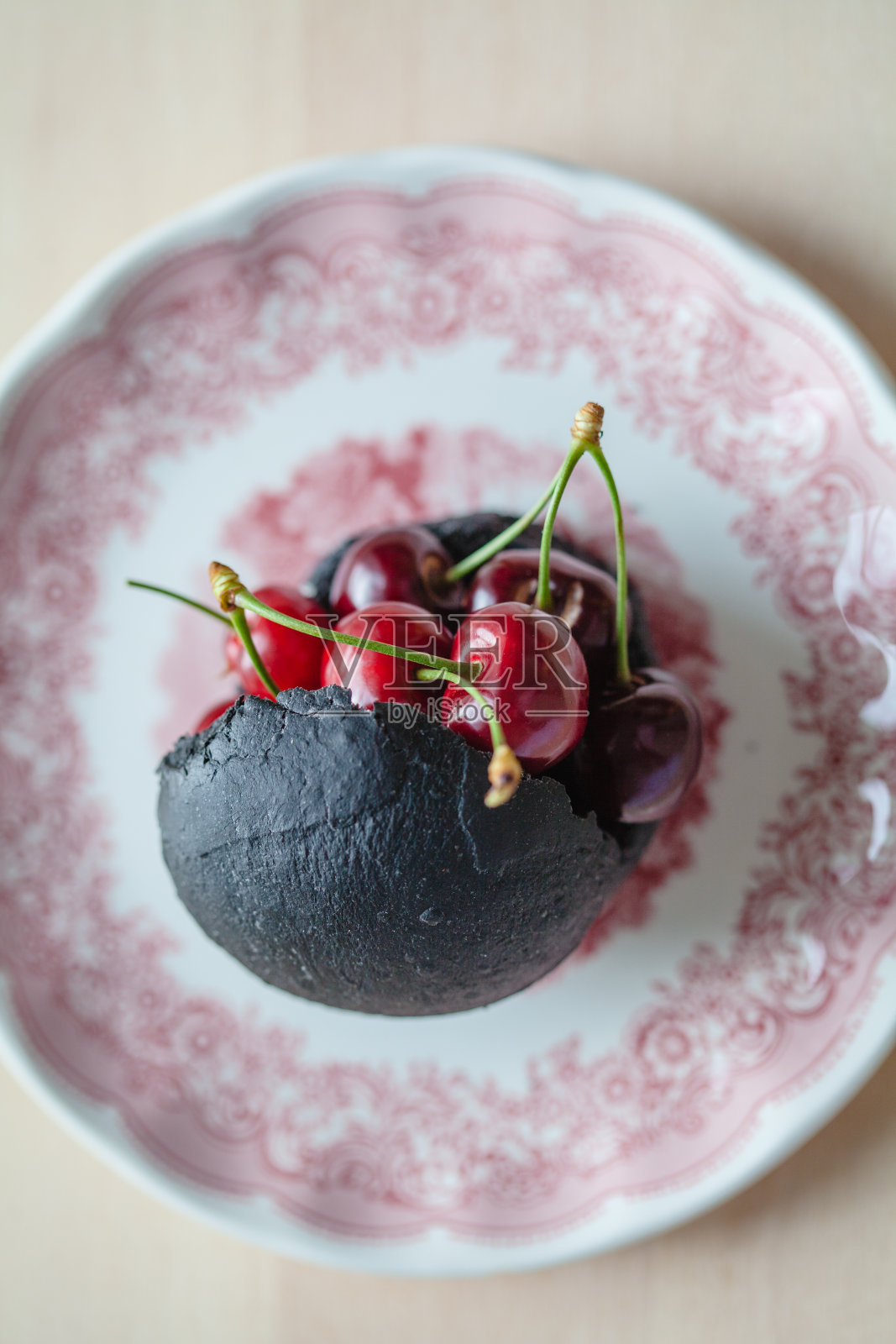 樱桃配木炭黑面包照片摄影图片