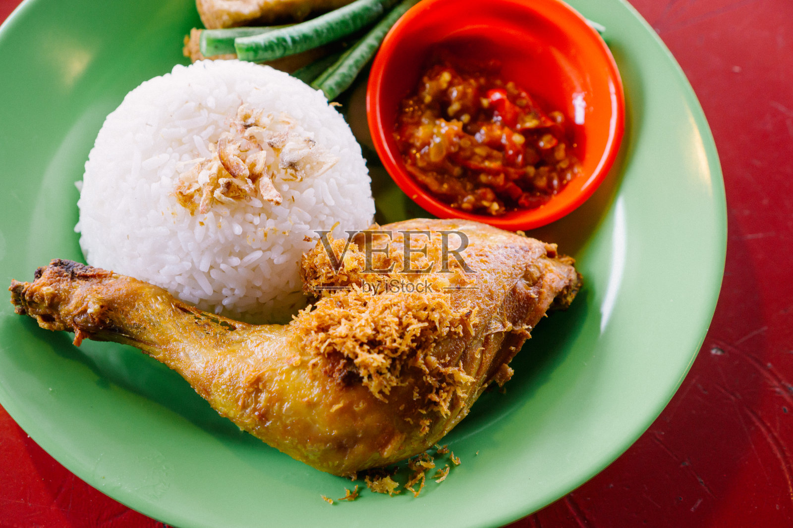 印尼炸鸡，热炸鸡照片摄影图片