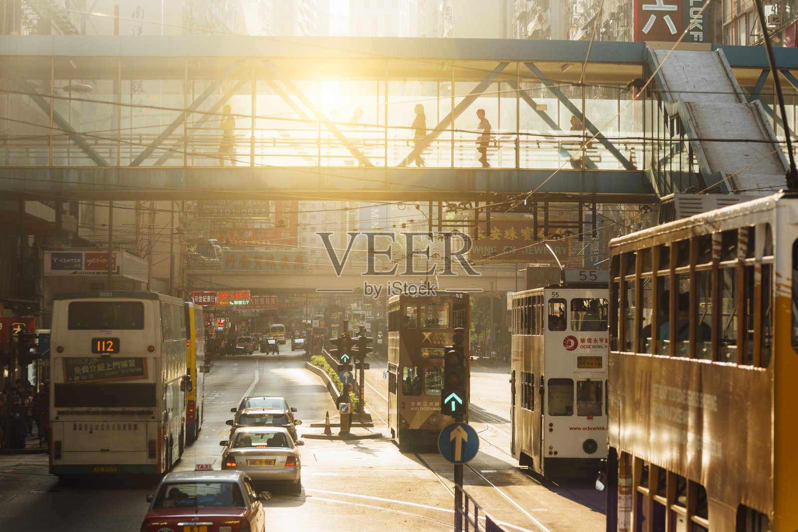 载着乘客匆匆穿过现代香港商务区的电车照片摄影图片