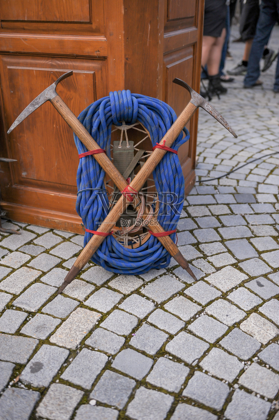 在德国巴伐利亚州的科尼西湖广场码头和利奥波德·冯·拜仁举行的纪念仪式上，登山镐和攀绳照片摄影图片