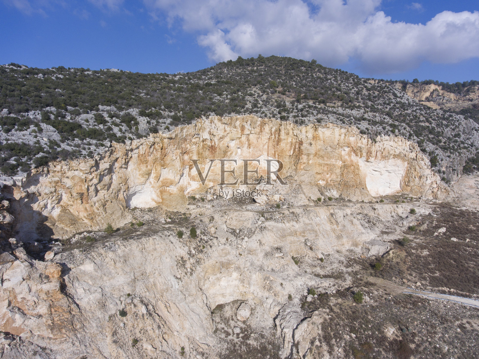 鸟瞰图的大理石采石场壁架。由切割的石头材料制成的梯田。照片摄影图片