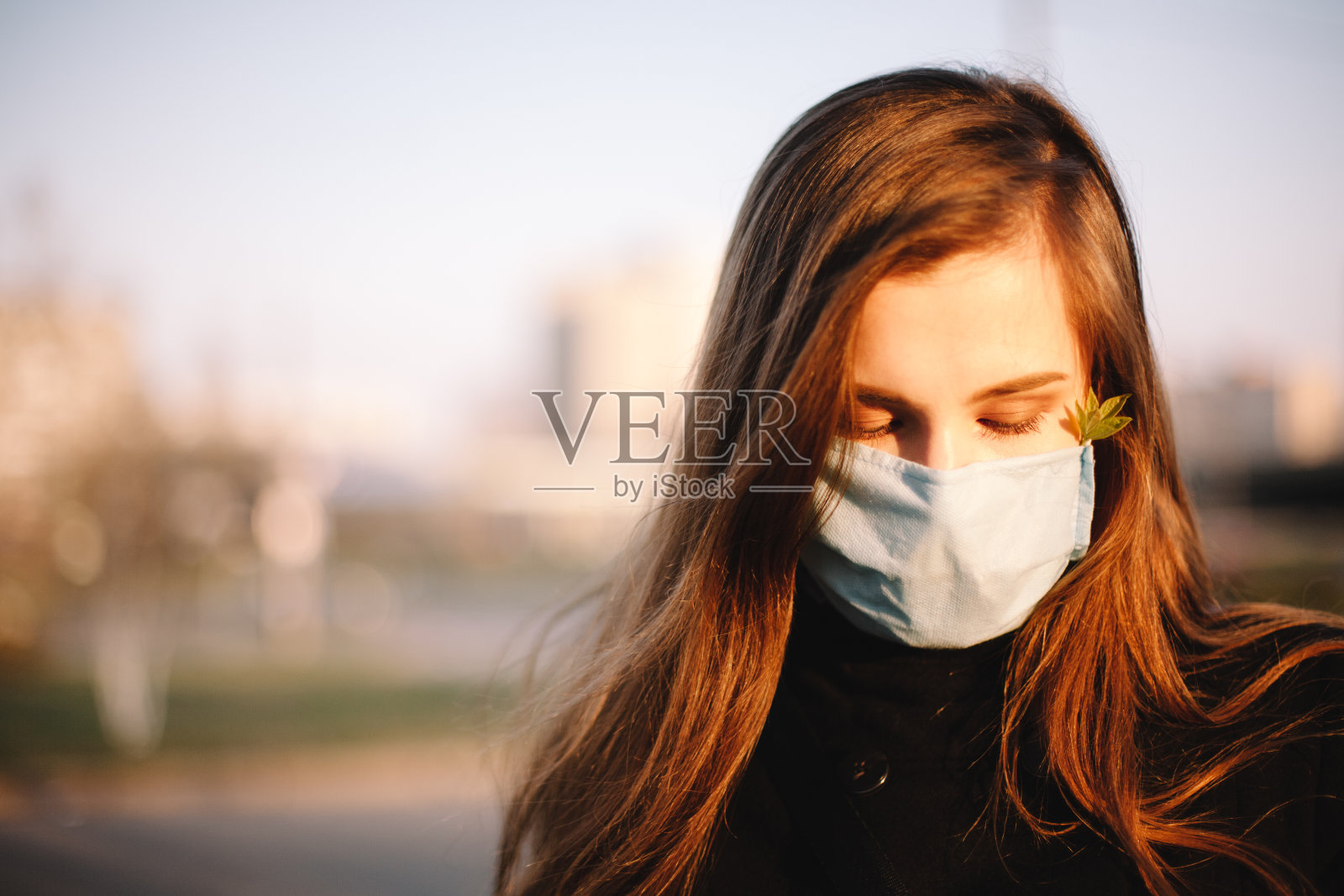 十几岁的女孩在户外戴医用口罩的肖像照片摄影图片