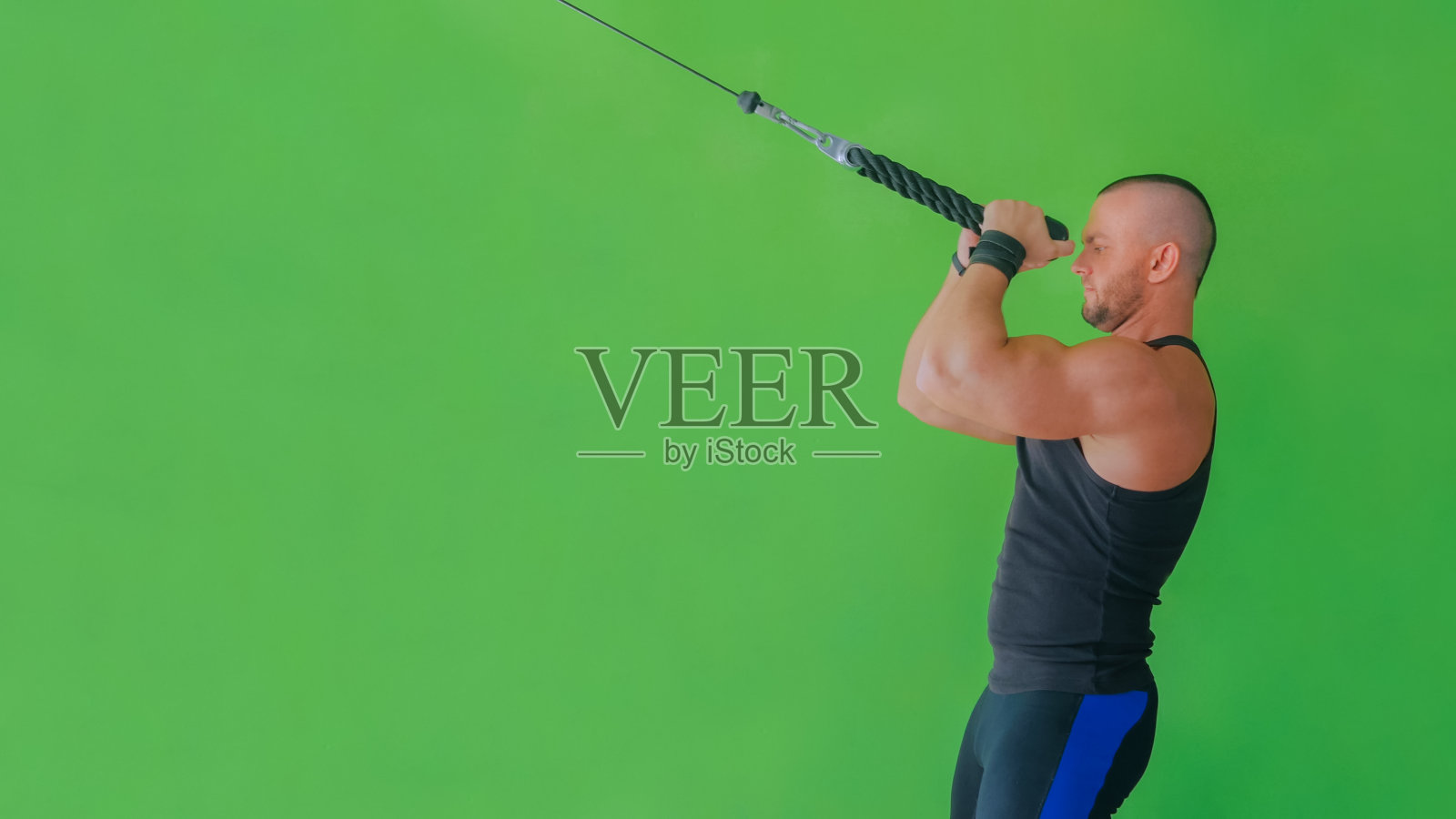 喜欢运动的年轻人在健身房的健身器材上锻炼照片摄影图片