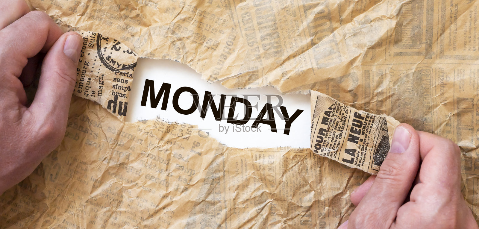 星期一字题词撕纸背景与男性的手照片摄影图片