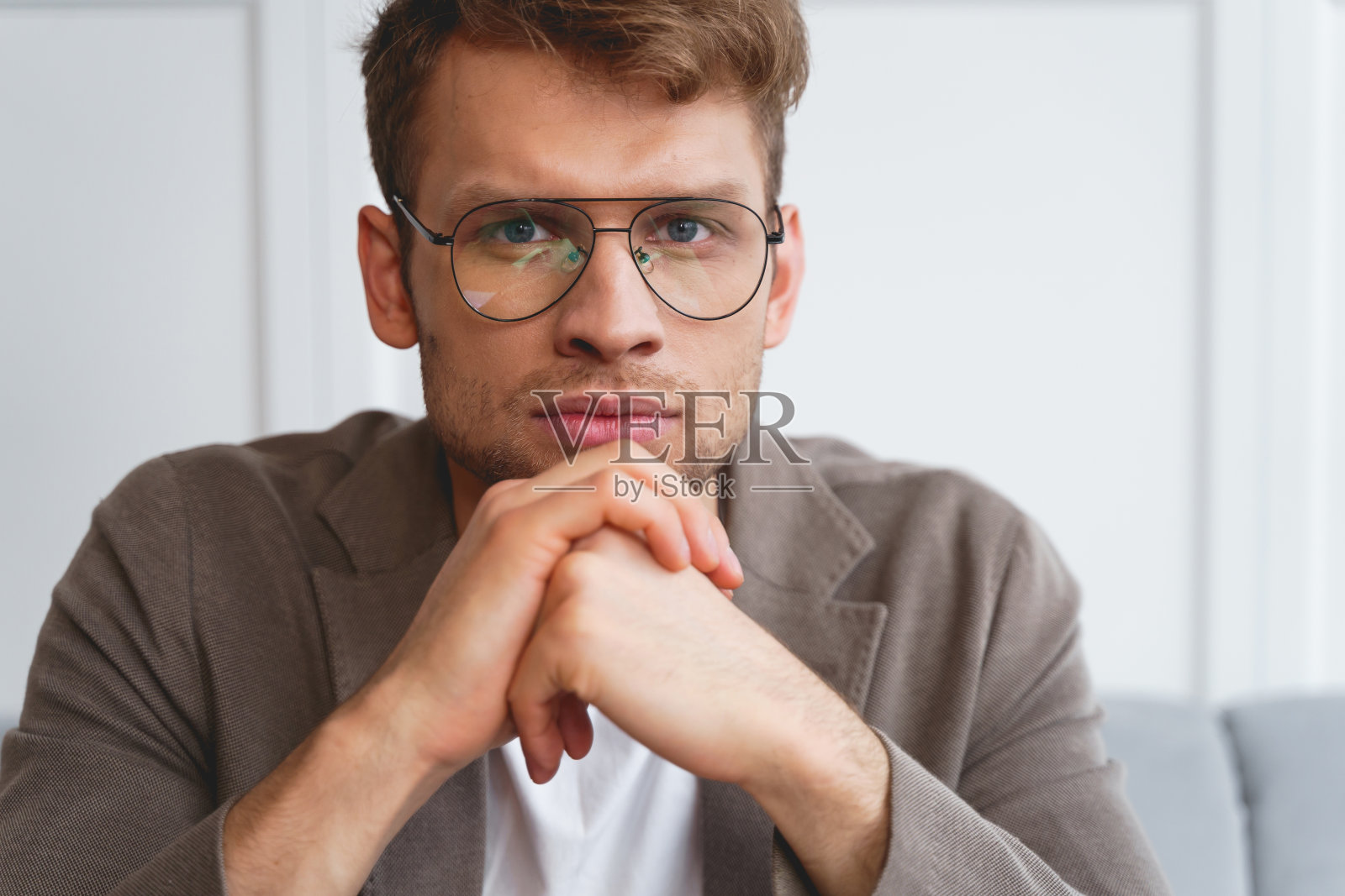 英俊的年轻人双手托着下巴照片摄影图片