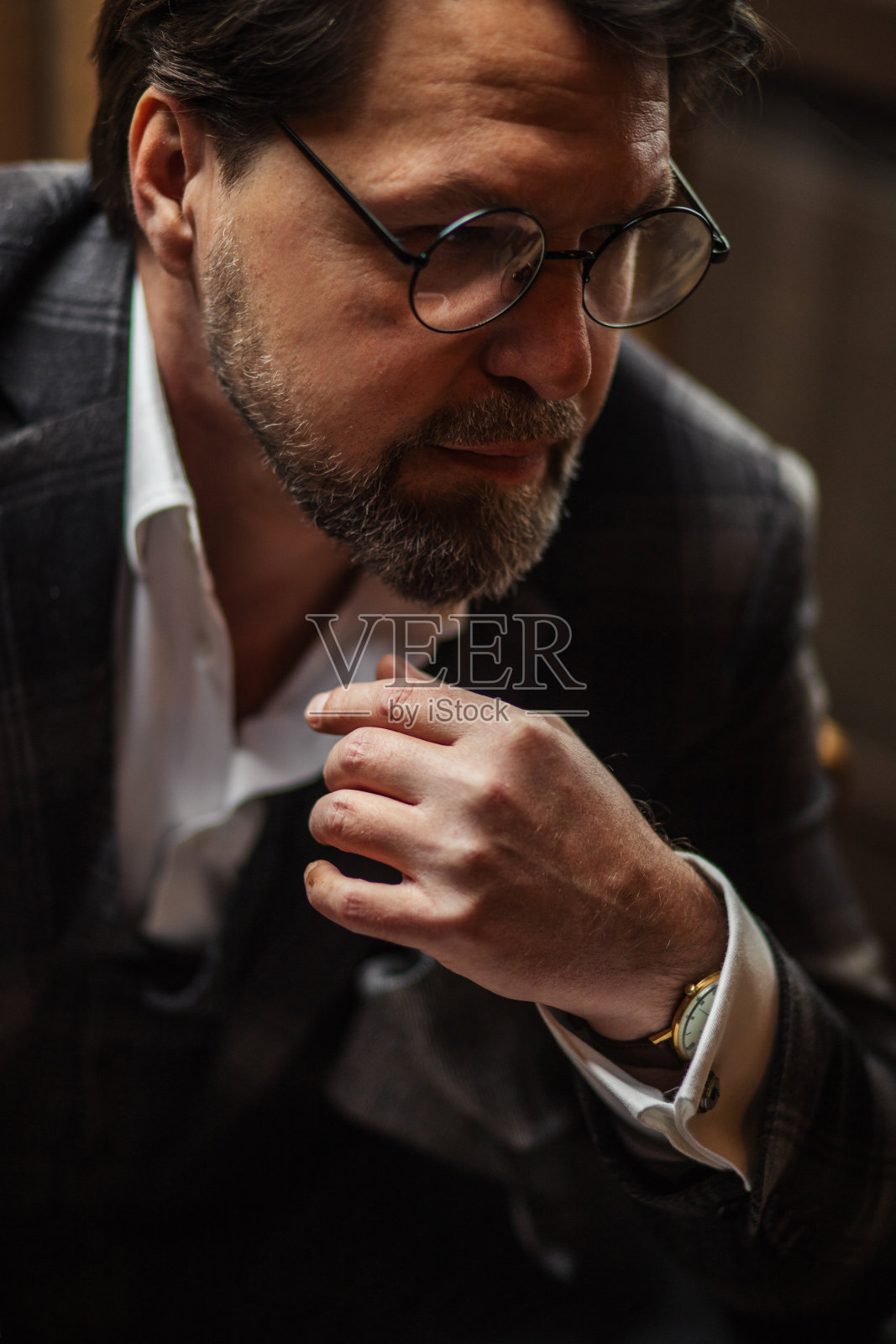 自信的餐厅老板站在酒柜前照片摄影图片