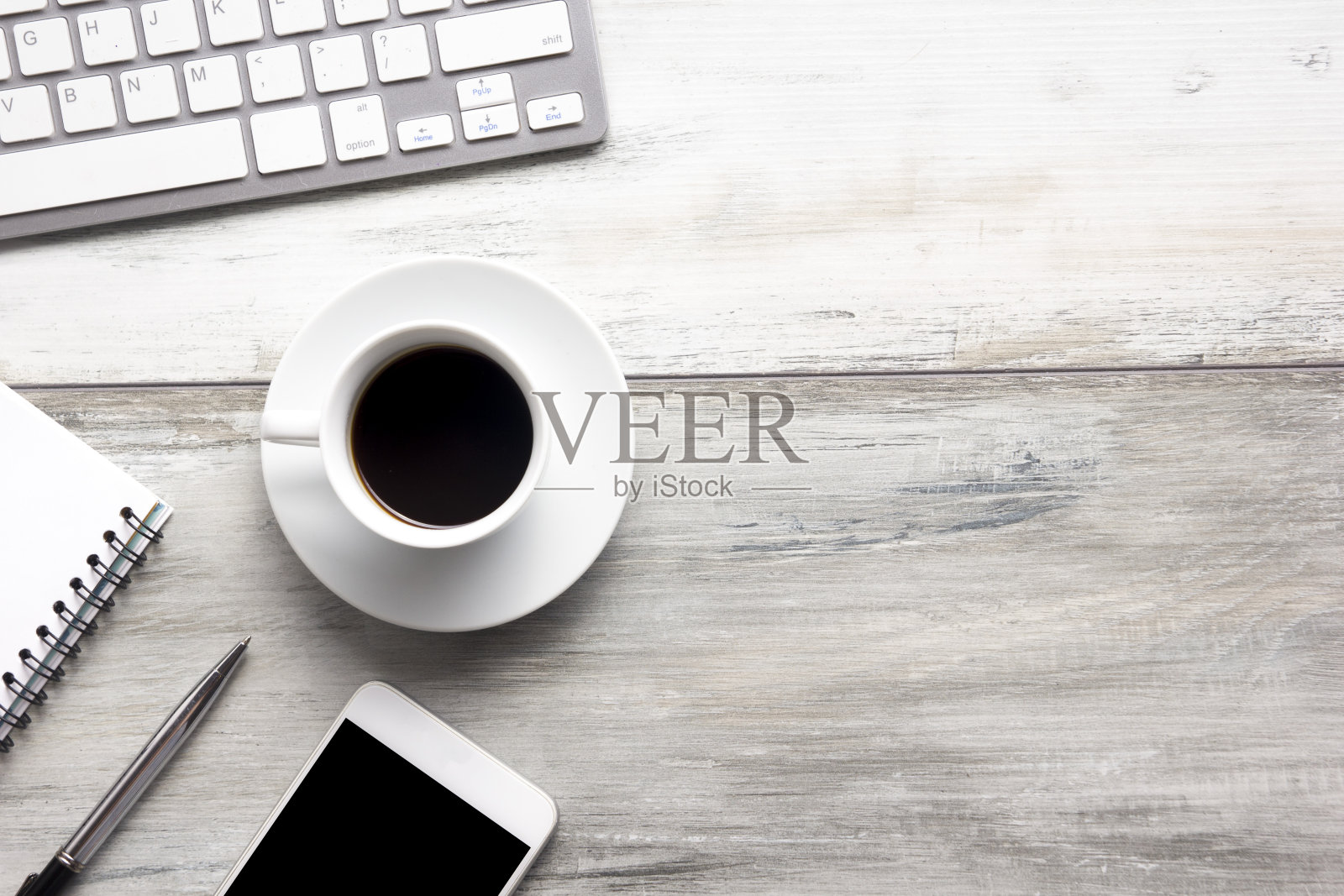 办公桌旁摆着办公用品。平整办公场所及物品。前视图。文本复制空间照片摄影图片