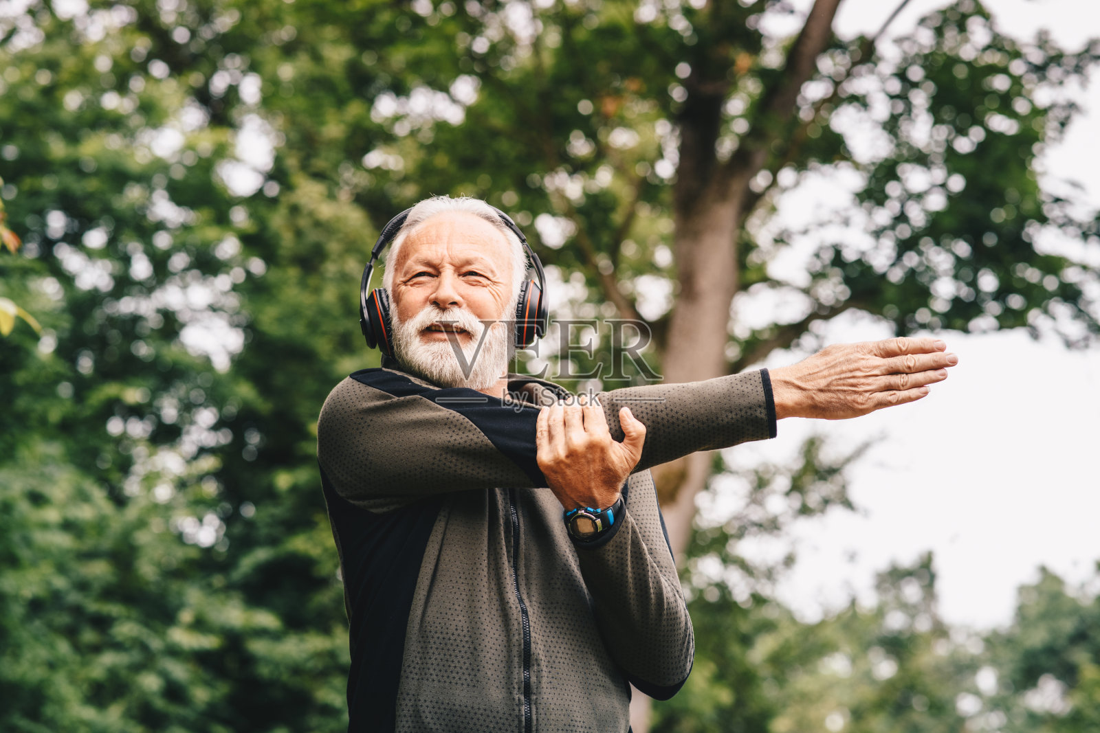 老人边听音乐边准备跑步照片摄影图片