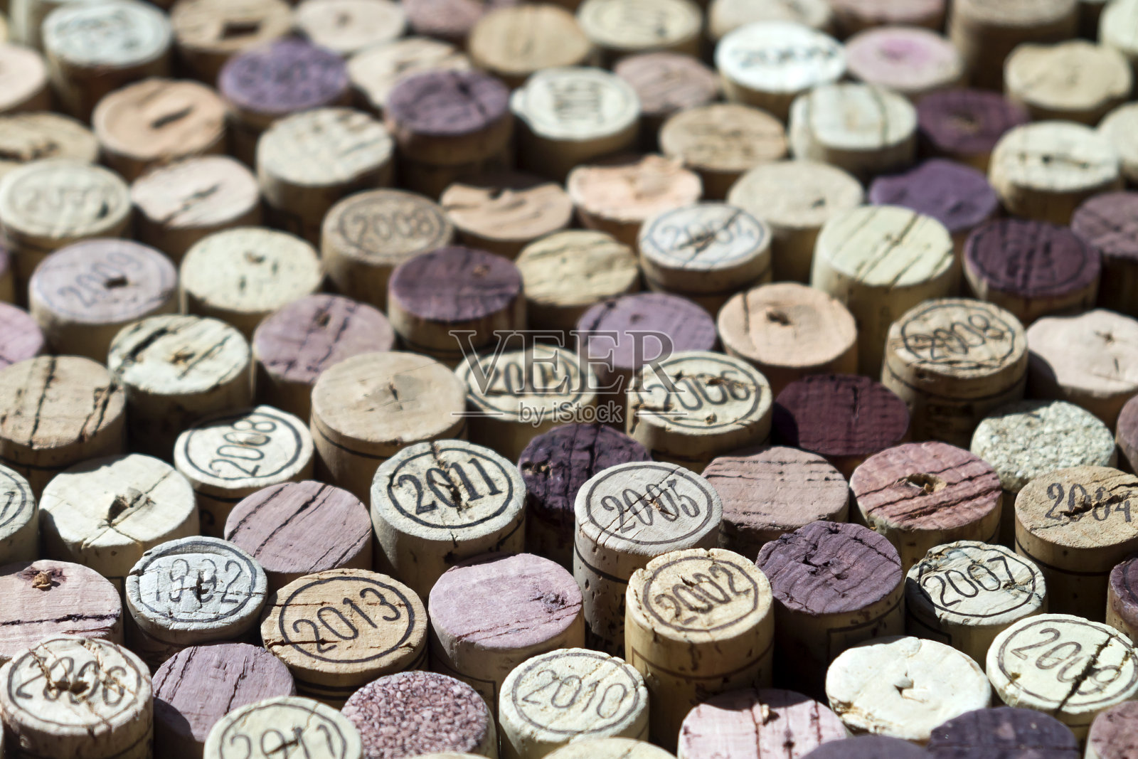 在阳光下收集葡萄酒软木塞照片摄影图片