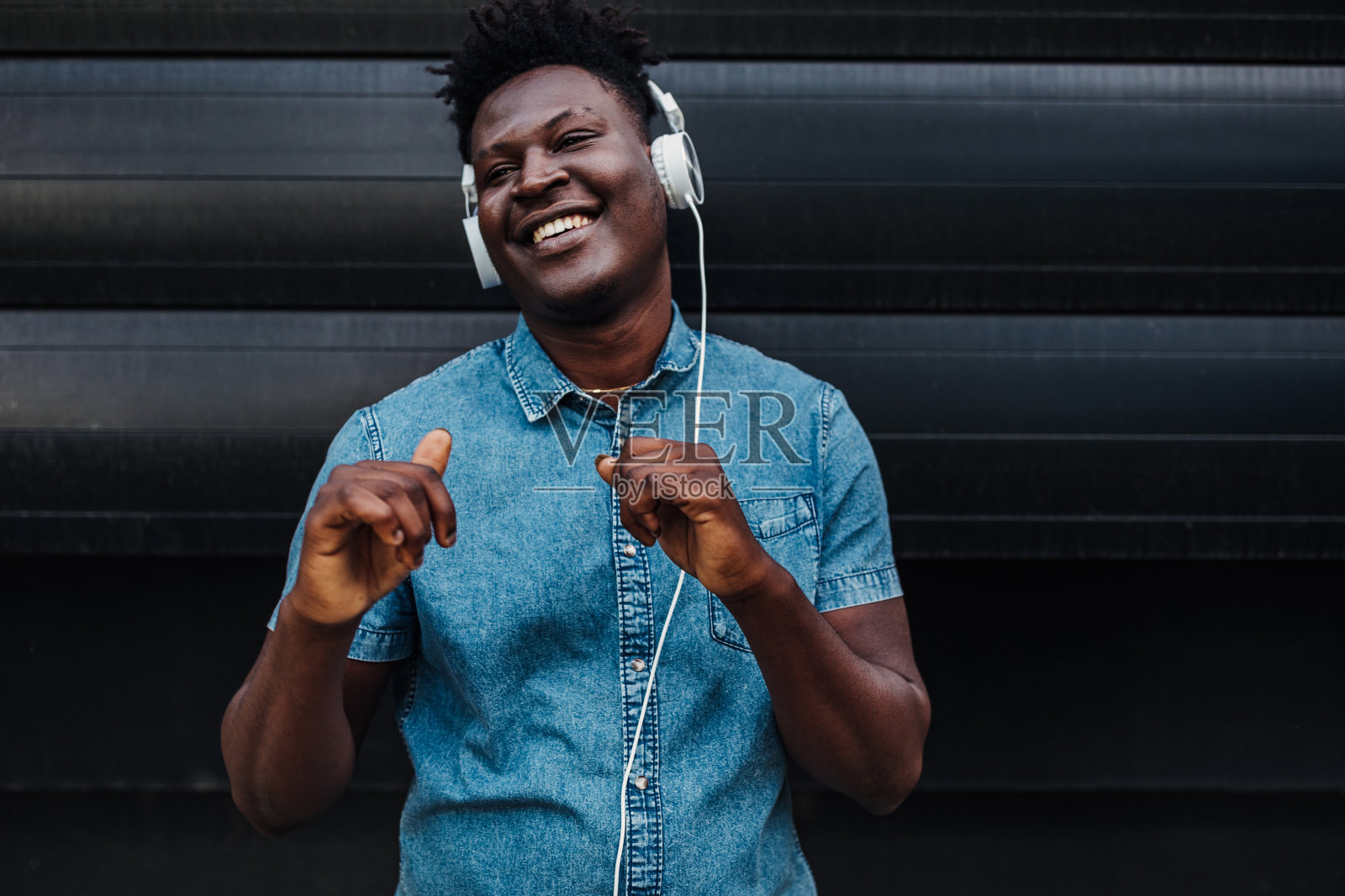 欣赏他最喜欢的音乐照片摄影图片