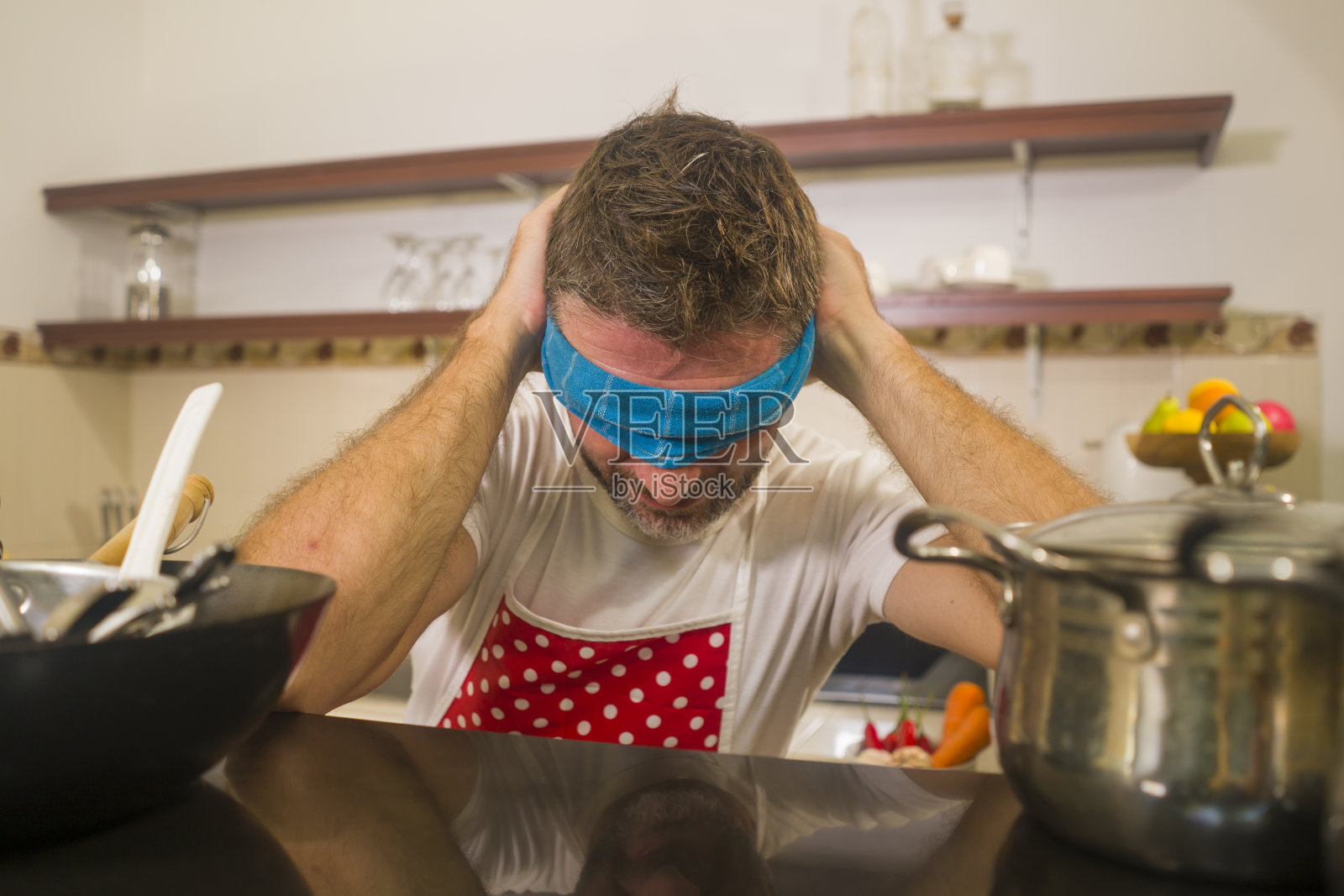 家务压力 - 年轻男子在厨房感到疲惫照片摄影图片