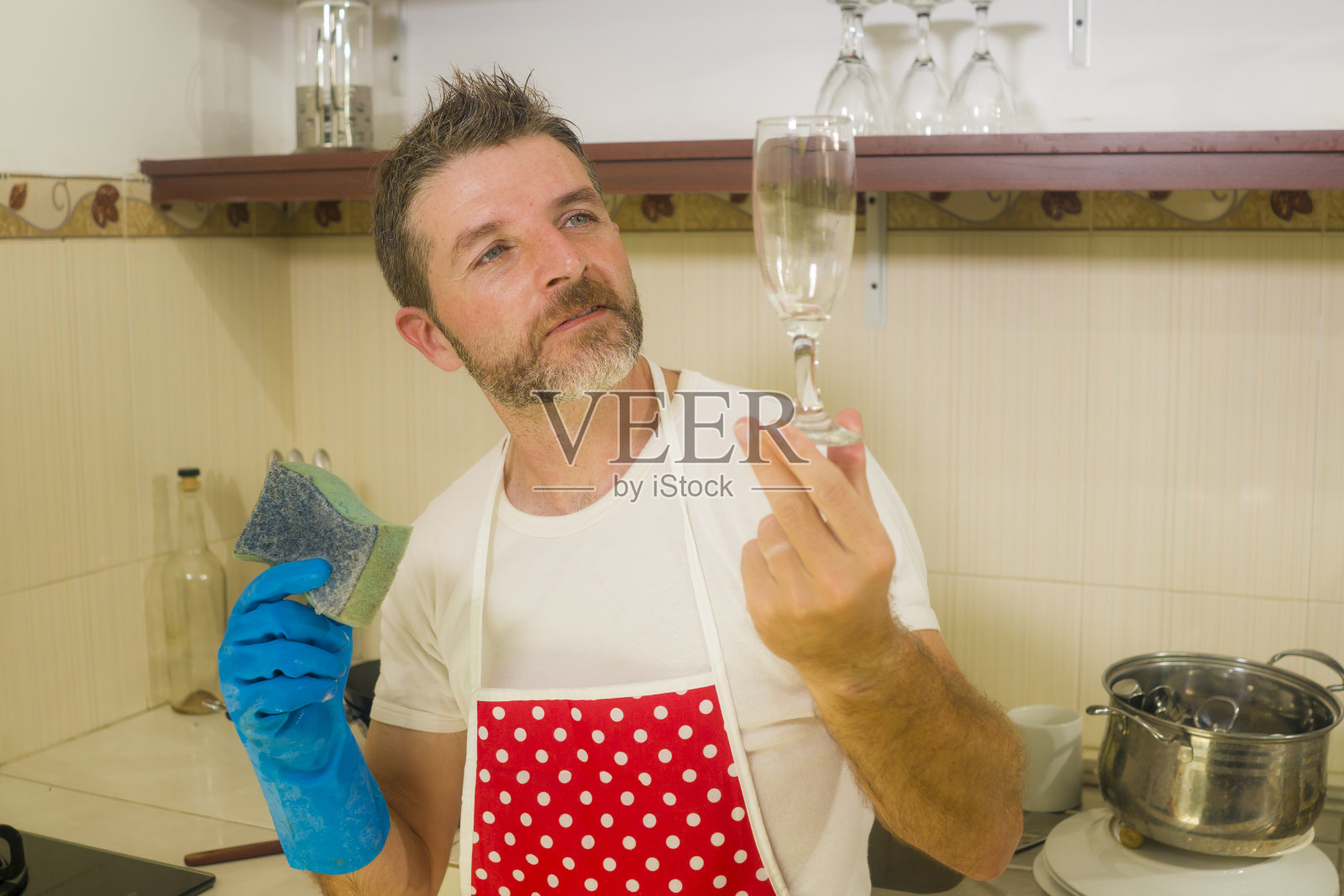 家庭生活方式肖像的幸福和有吸引力的男人在厨房洗盘子和酒杯做家务和家务享受照片摄影图片