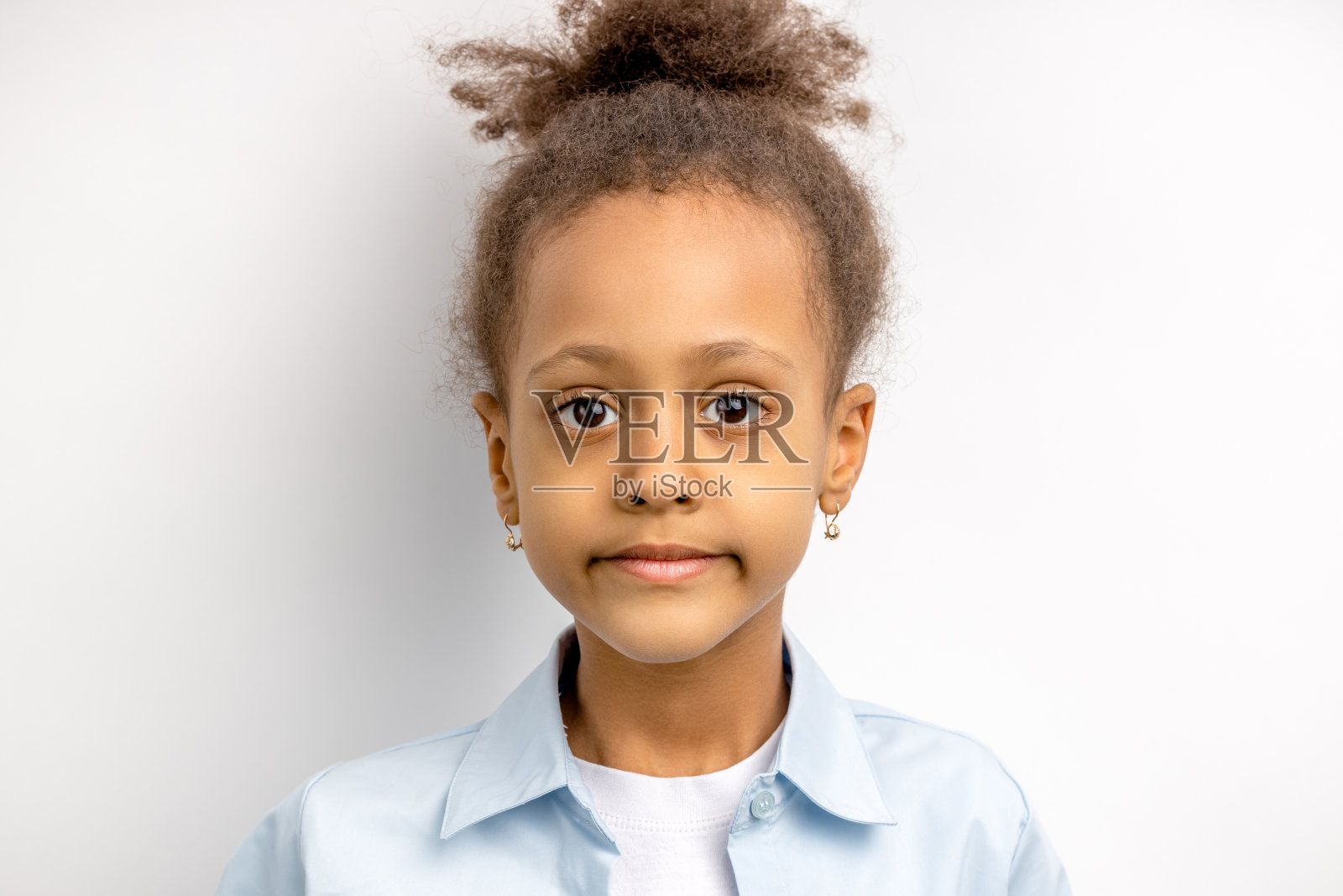 害羞的小女孩被孤立在白色照片摄影图片