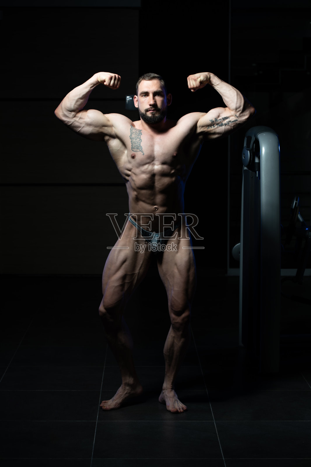 健美运动员表演后二头肌姿势照片摄影图片