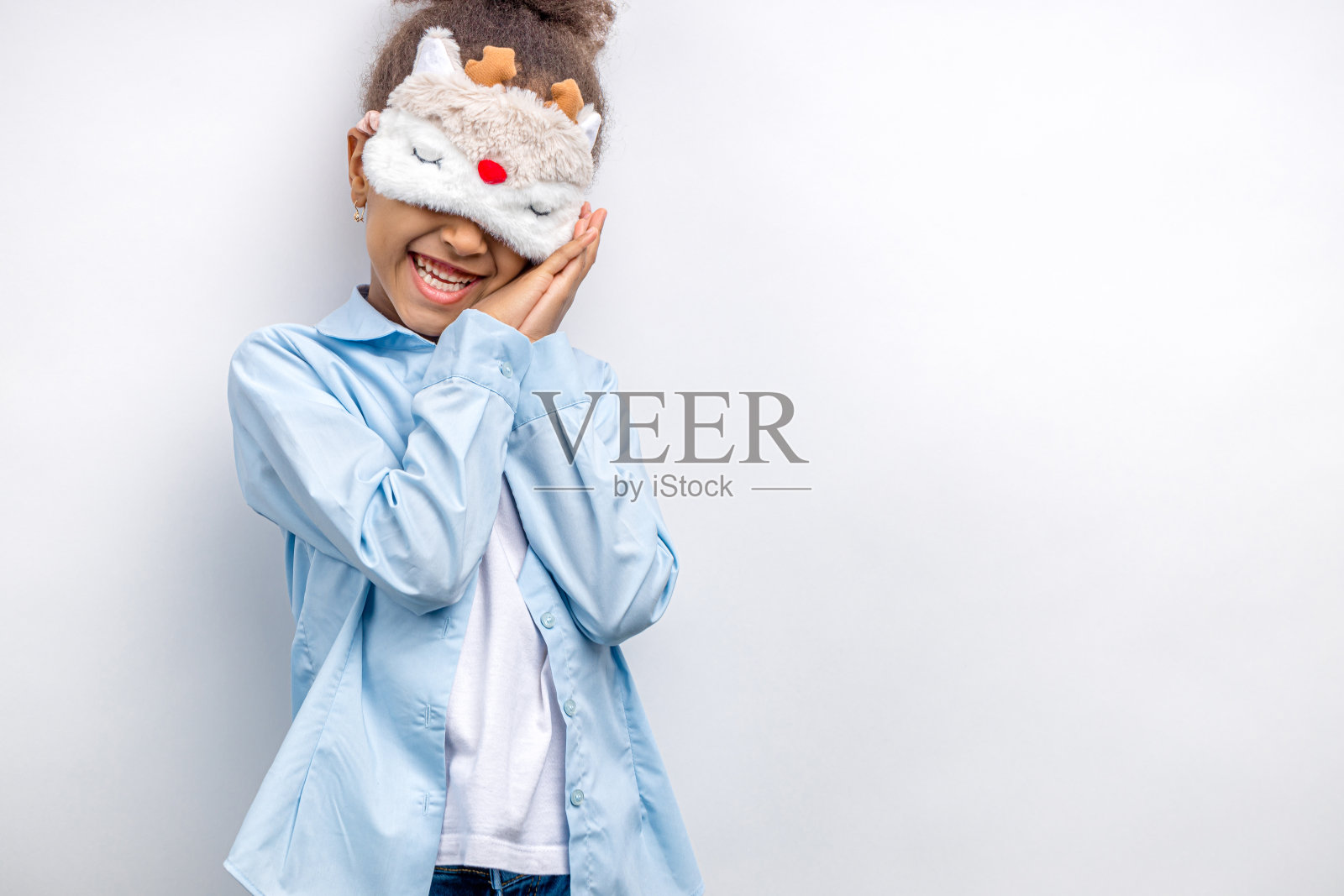 微笑的孩子戴着面具睡觉照片摄影图片