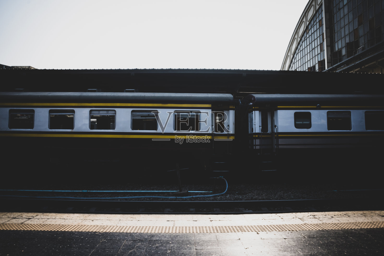 柴油机车在公共车站停靠。有火车和铁路的旧火车站。的交通工具。照片摄影图片