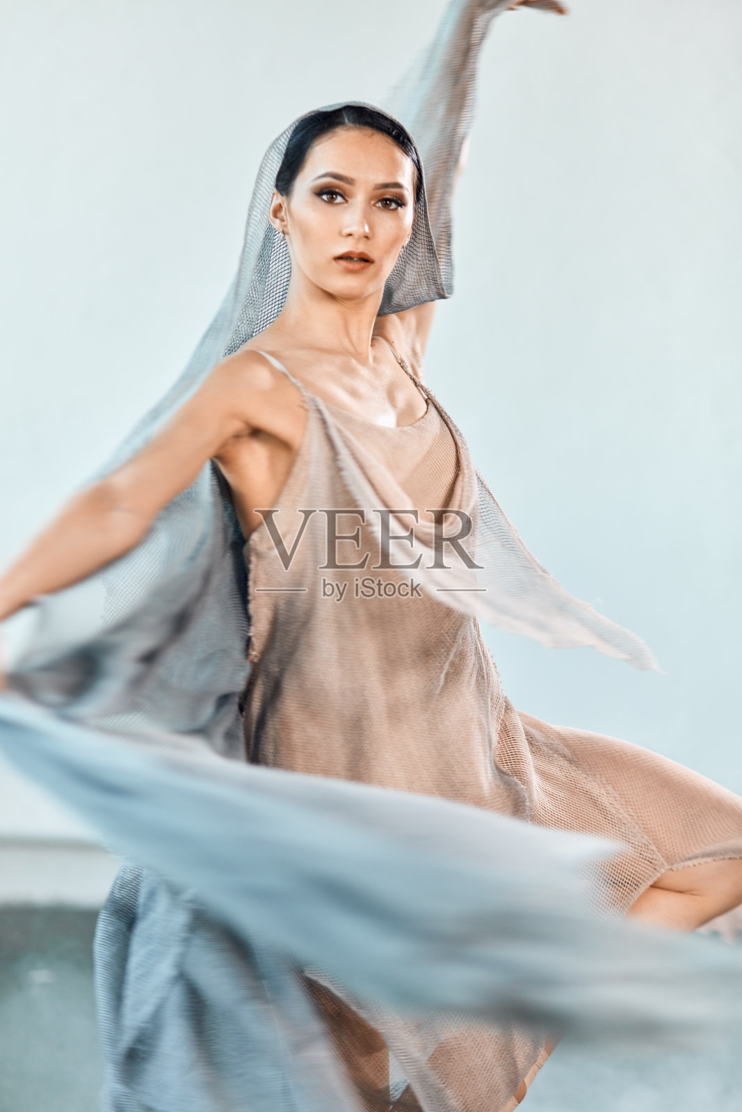 美丽的年轻芭蕾舞女舞者在舞台上与和谐，身体形状的动作照片摄影图片