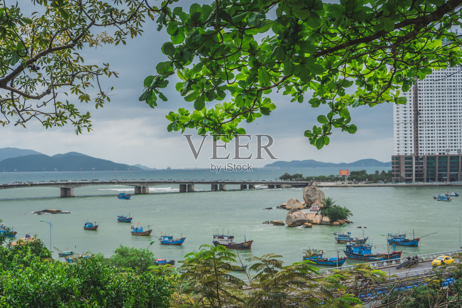 一艘渔船停泊在芽庄贫困村庄附近照片摄影图片